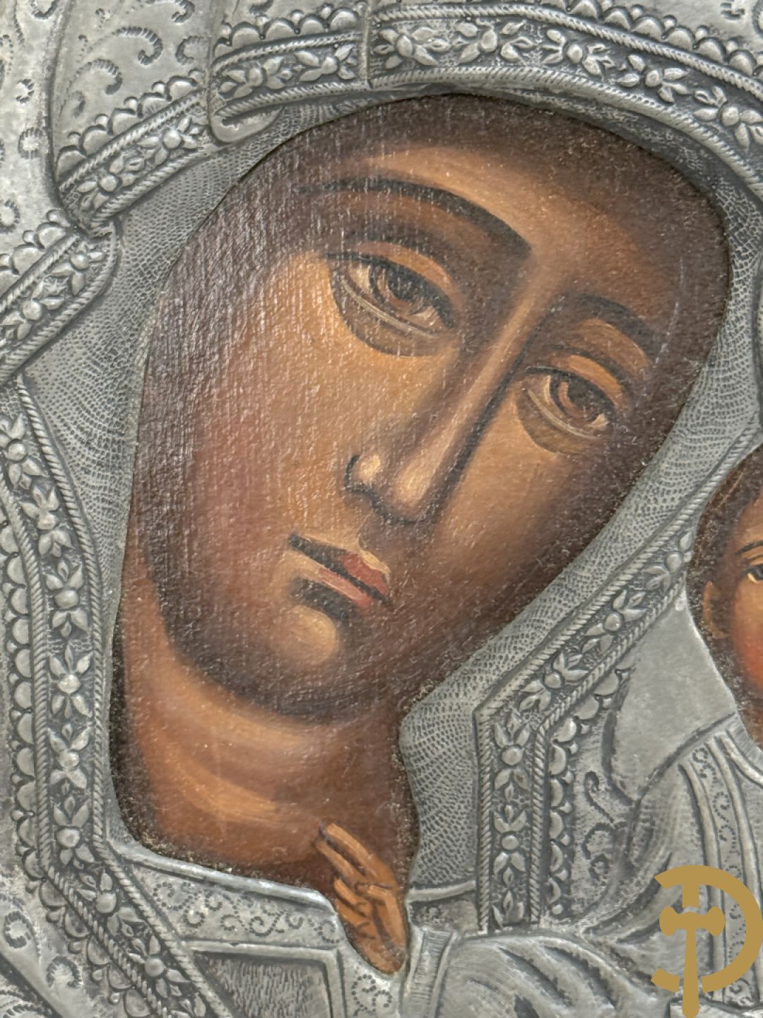 Russische ikoon met rizza en stralenkrans in cloisoné techniek