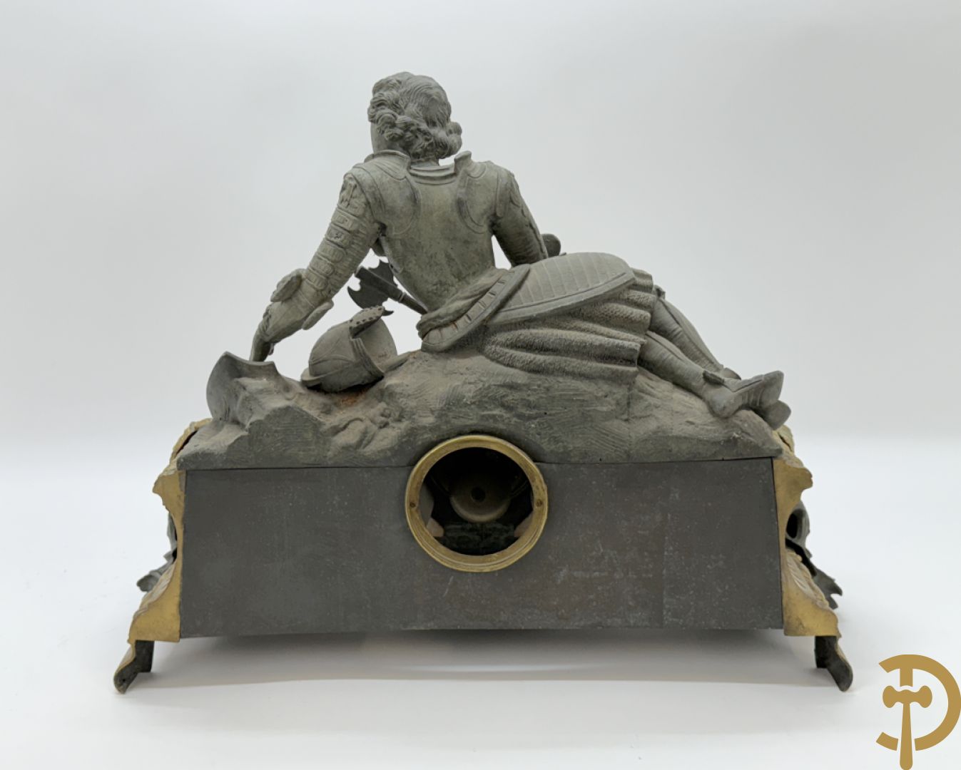 Zamak schouwstuk klok met ridder en Louis XVI motieven bezet