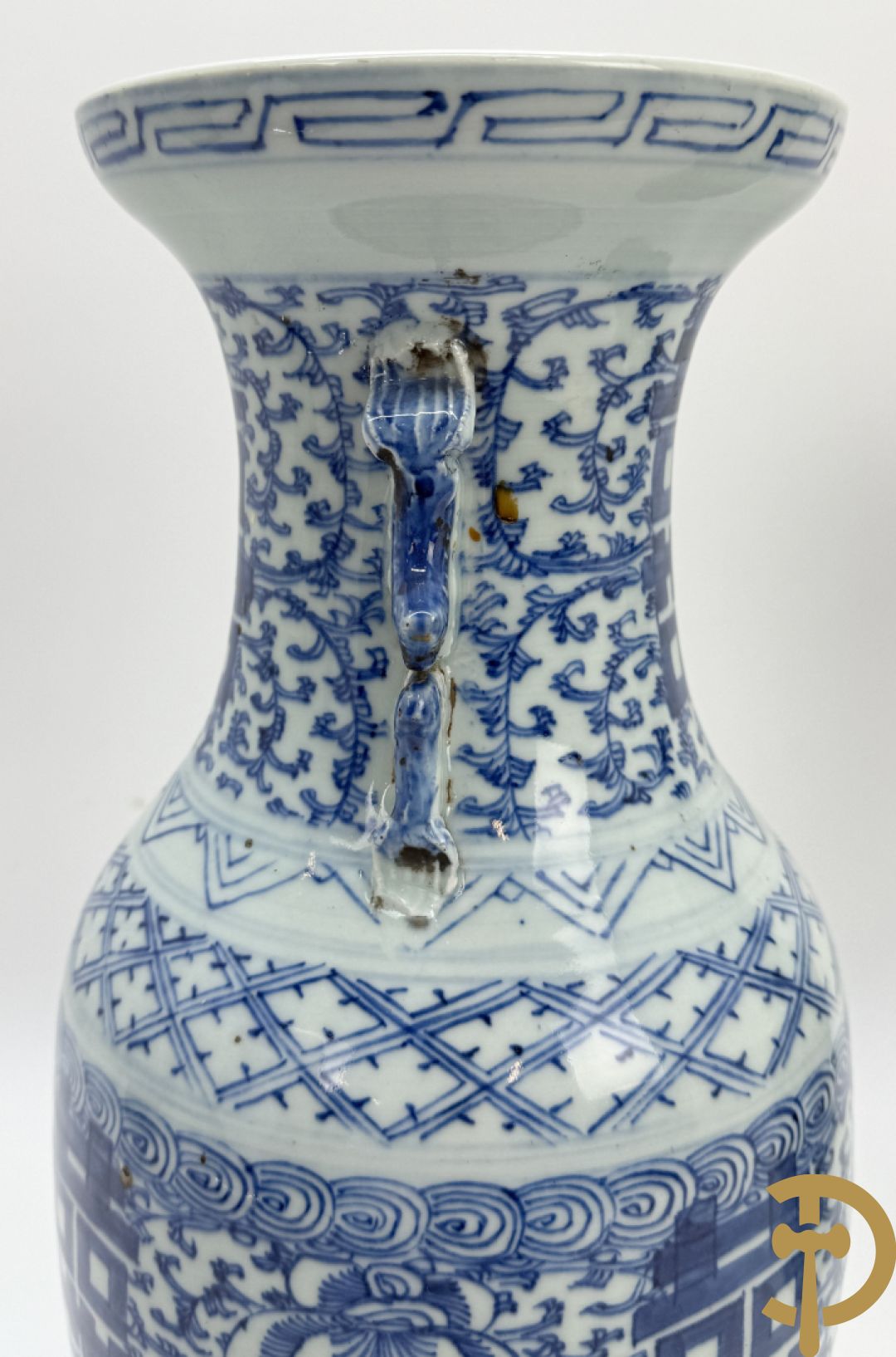 Paar blauw/witte Chinese porseleinen vazen met tekens en accanthusranken, 19e