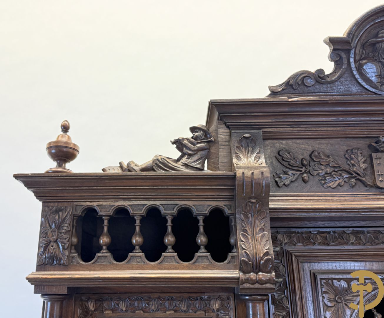 Massief eiken Bretoense eetkamer bestaande uit buffet met 3 deuren boven, 2 deuren onder, lades midden en gesculpteerde geanimeerde scènes + desserte + uittrekbare tafel + 6 stoelen + extra allonge