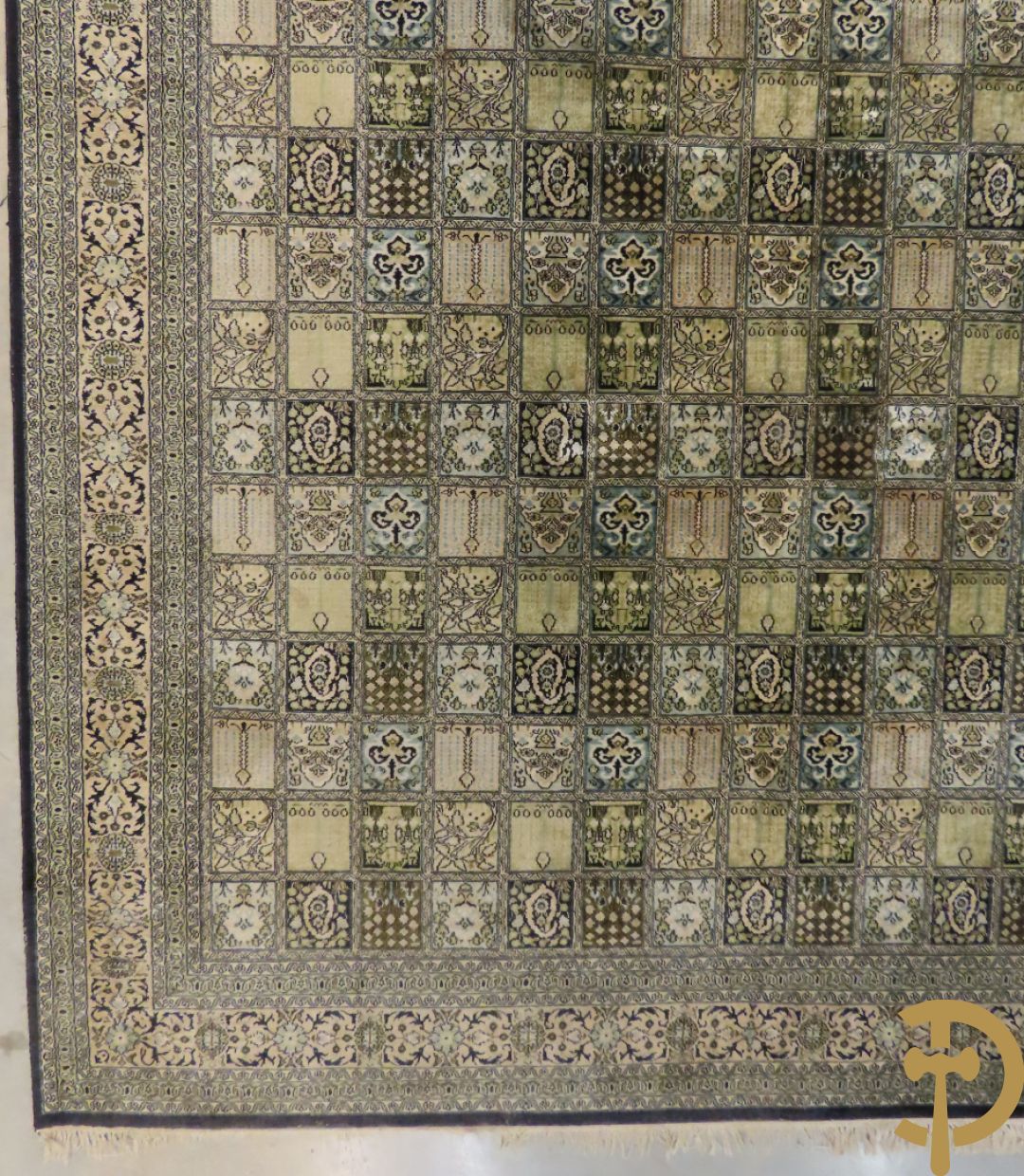 Oosters handgeknoopt tapijt zijde op katoen met patronen