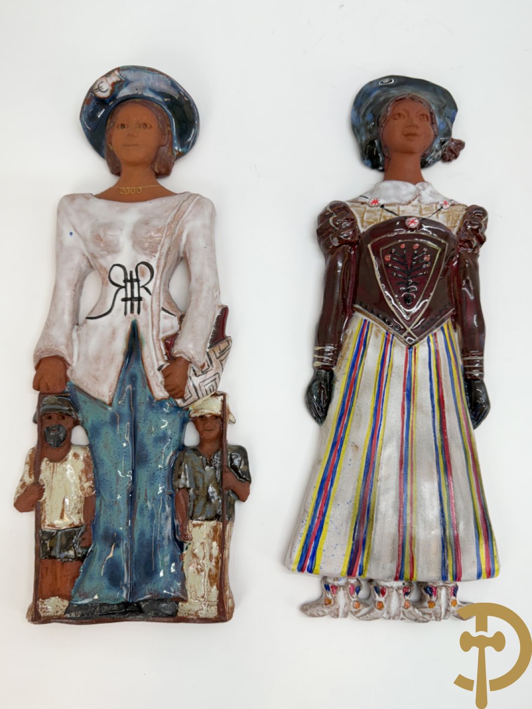 Elf keramieken basreliefs van reuzen