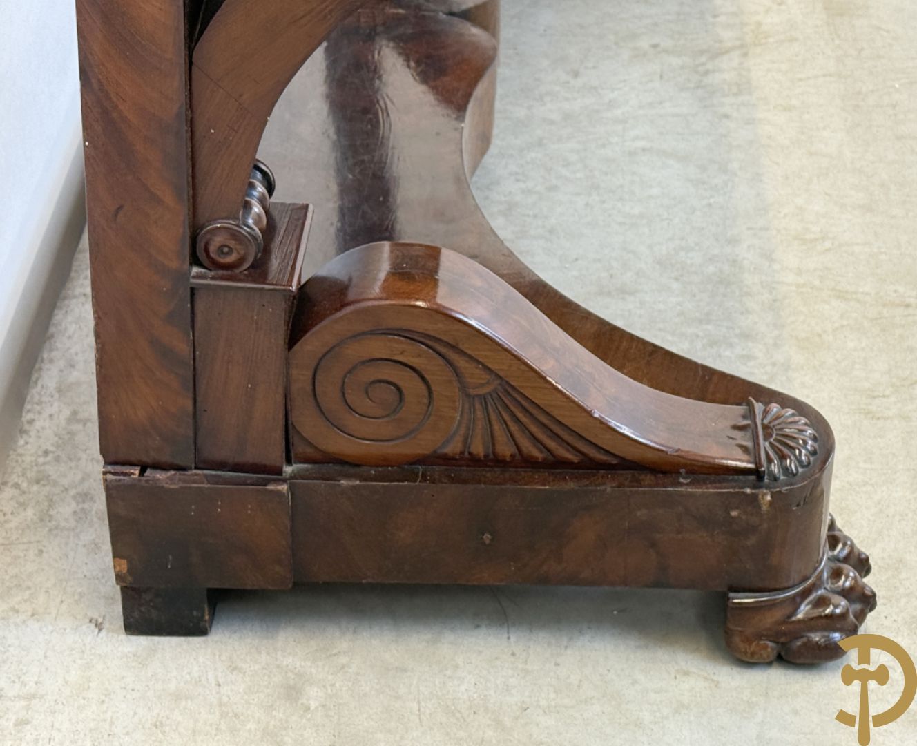 Mahoniehouten console Empire stijl met lade, op voluutvormige klauwepoten en met wit marmeren blad, 19e