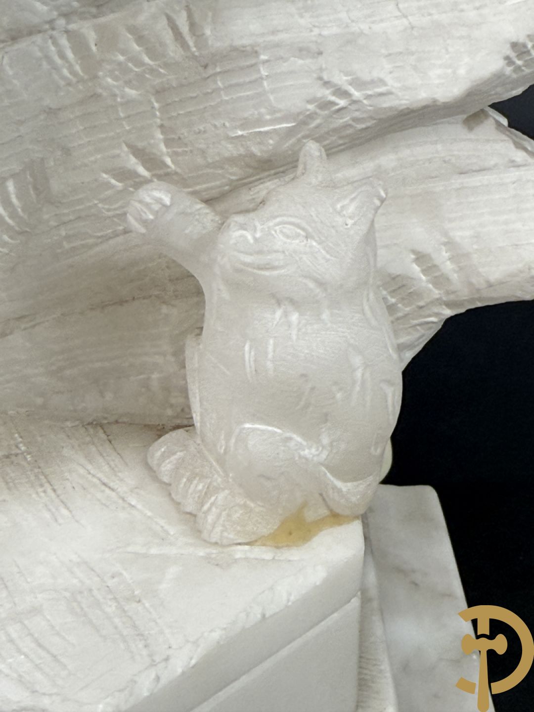 Albast beeld met meisje met poes en lamp