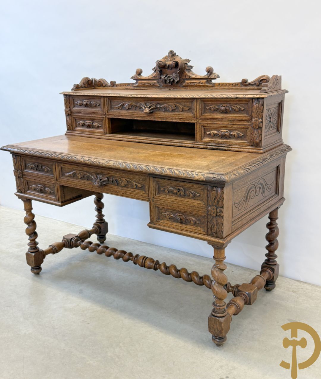 Massief eiken Frans bureel met lades op getorste poten met opstand, 19e