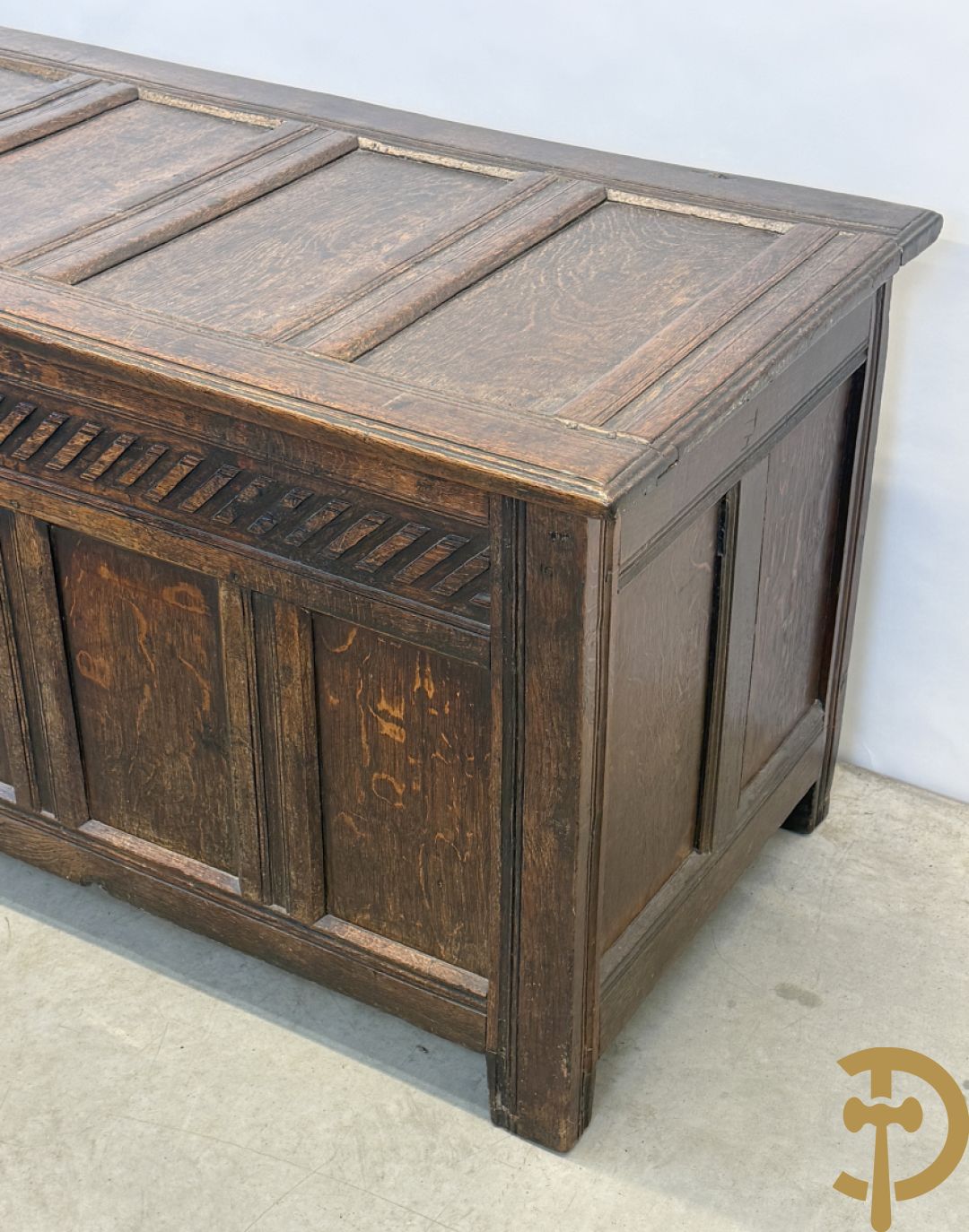 Massief eiken Engelse panelenkoffer, 18e