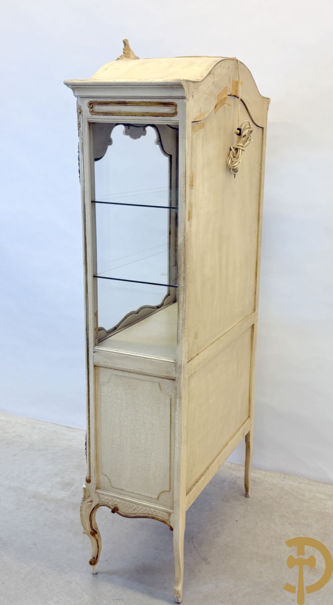 Gemonochromeerde Louis XV vitrine met basrelief van romantische scène