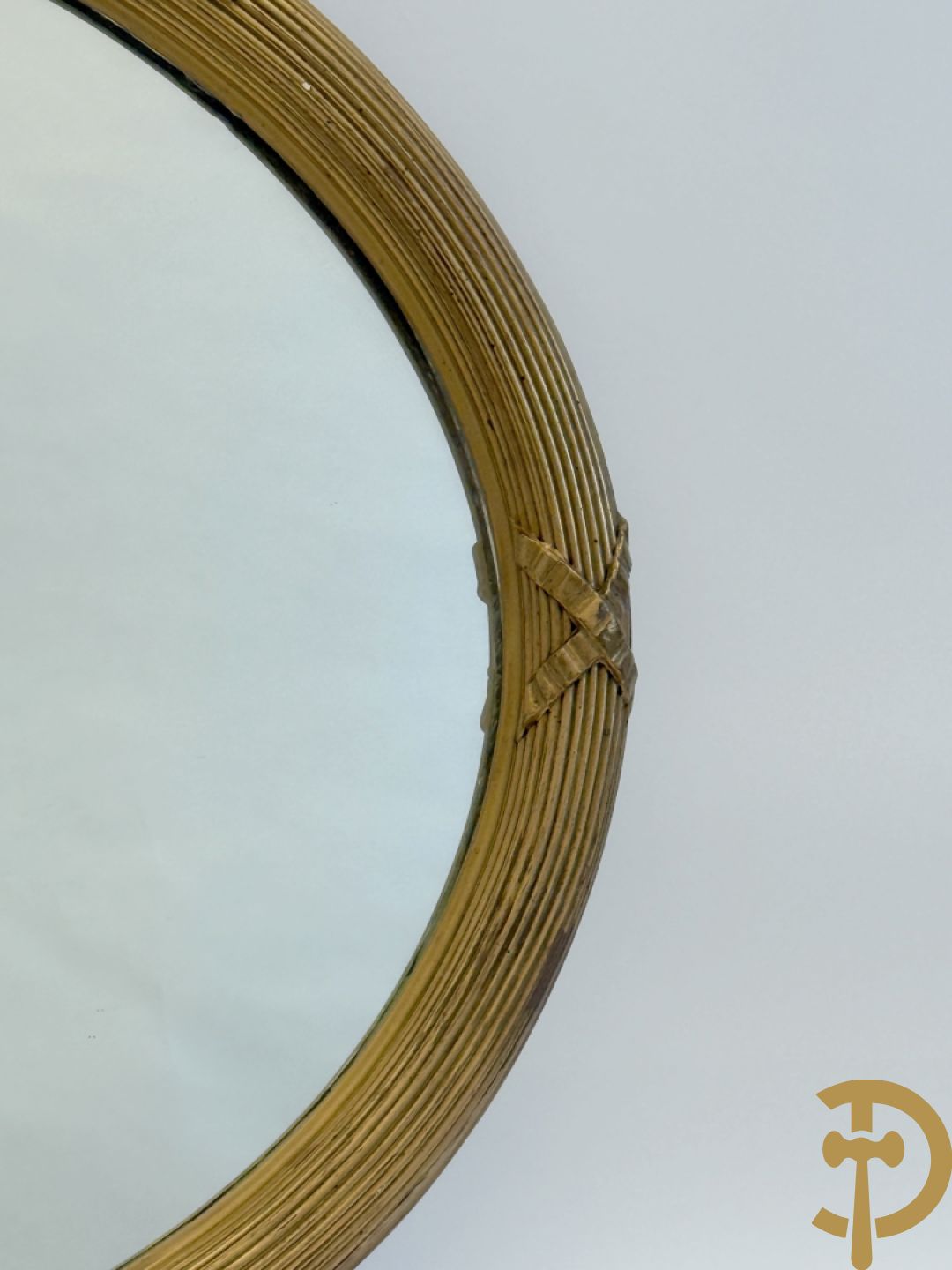 Ovale vergulde spiegel met Louis XVI strik