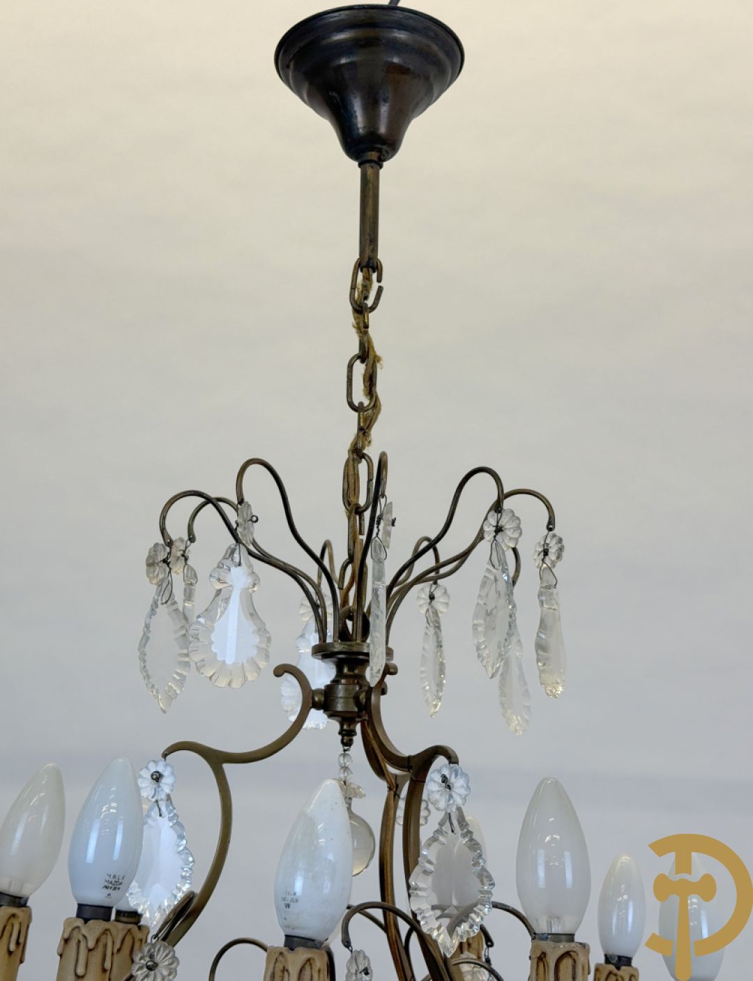 Franse koperen luchter met 8 lichtpunten en kristallen bellen op koperen chassis