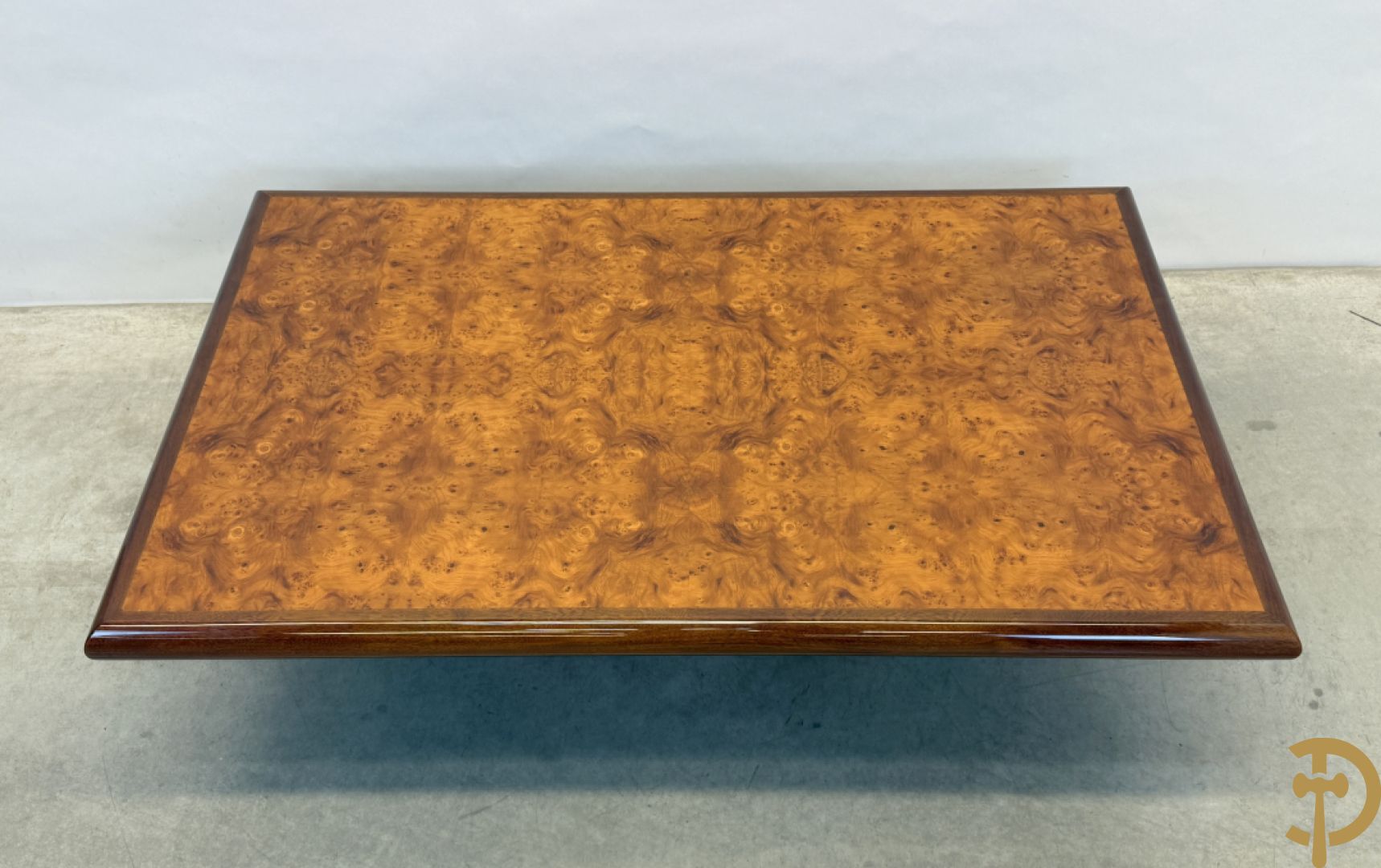 Wortelnotehouten salontafel met notelaren boord, gemerkt Mahay J.C.