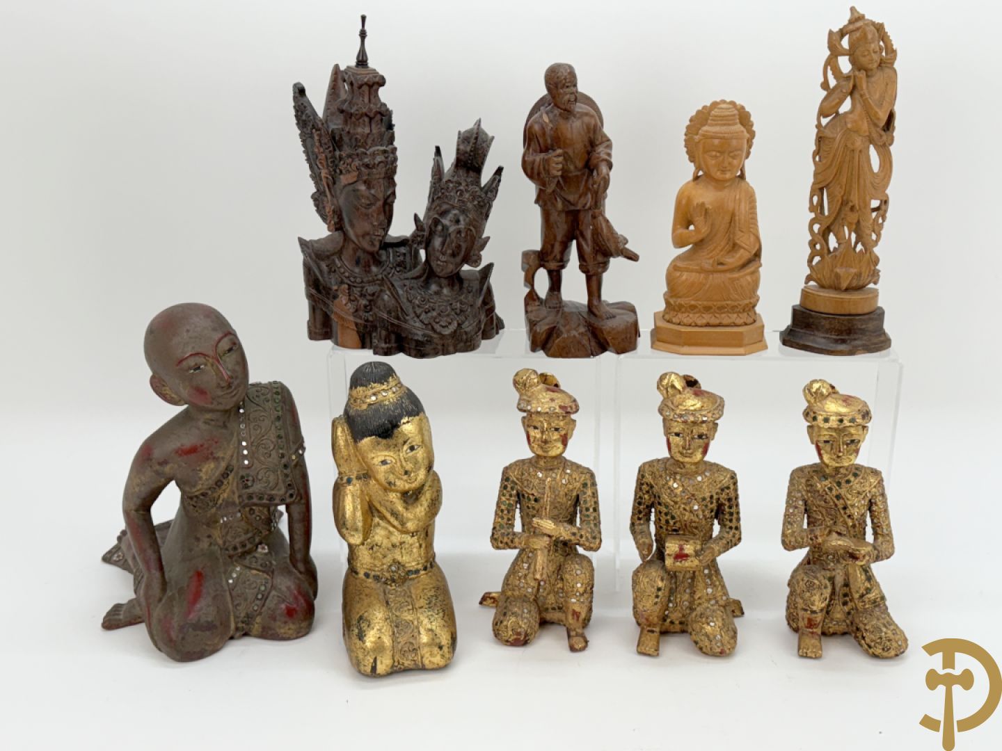 Negen houtgesculpteerde boedhistische figuren waarvan enkele verguld