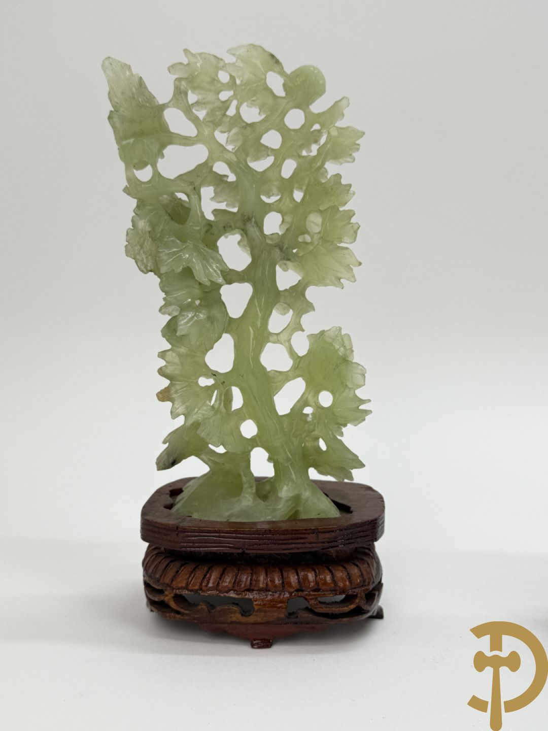 Drie jade sculpturen van vogels met bloemen op sokkel