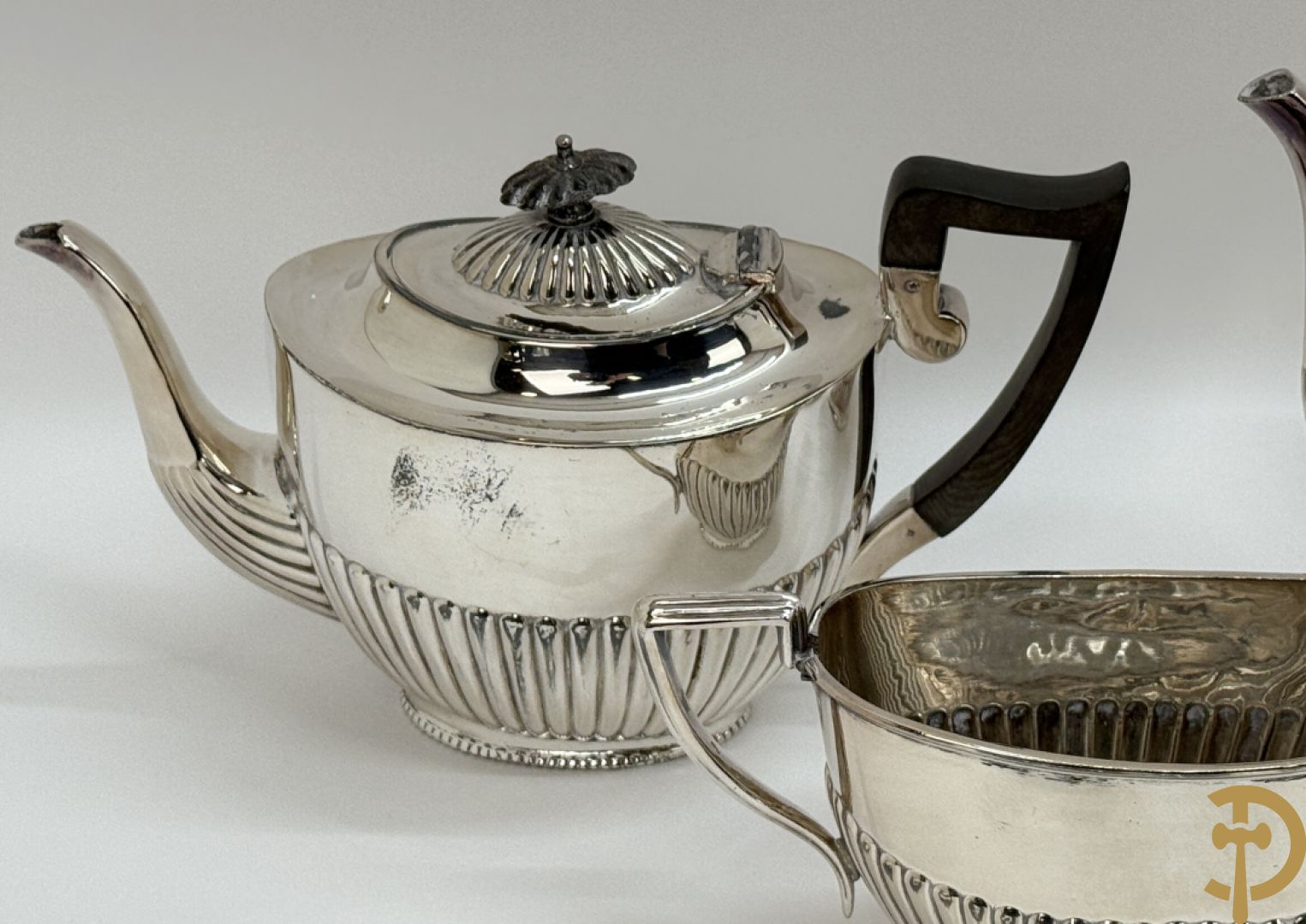 Engels verzilverd koffie- en theeset + verzilverde koekjesschaal + 2 verzilverde coupes + 2 verzilverde kandelaars + verzilverd kannetje