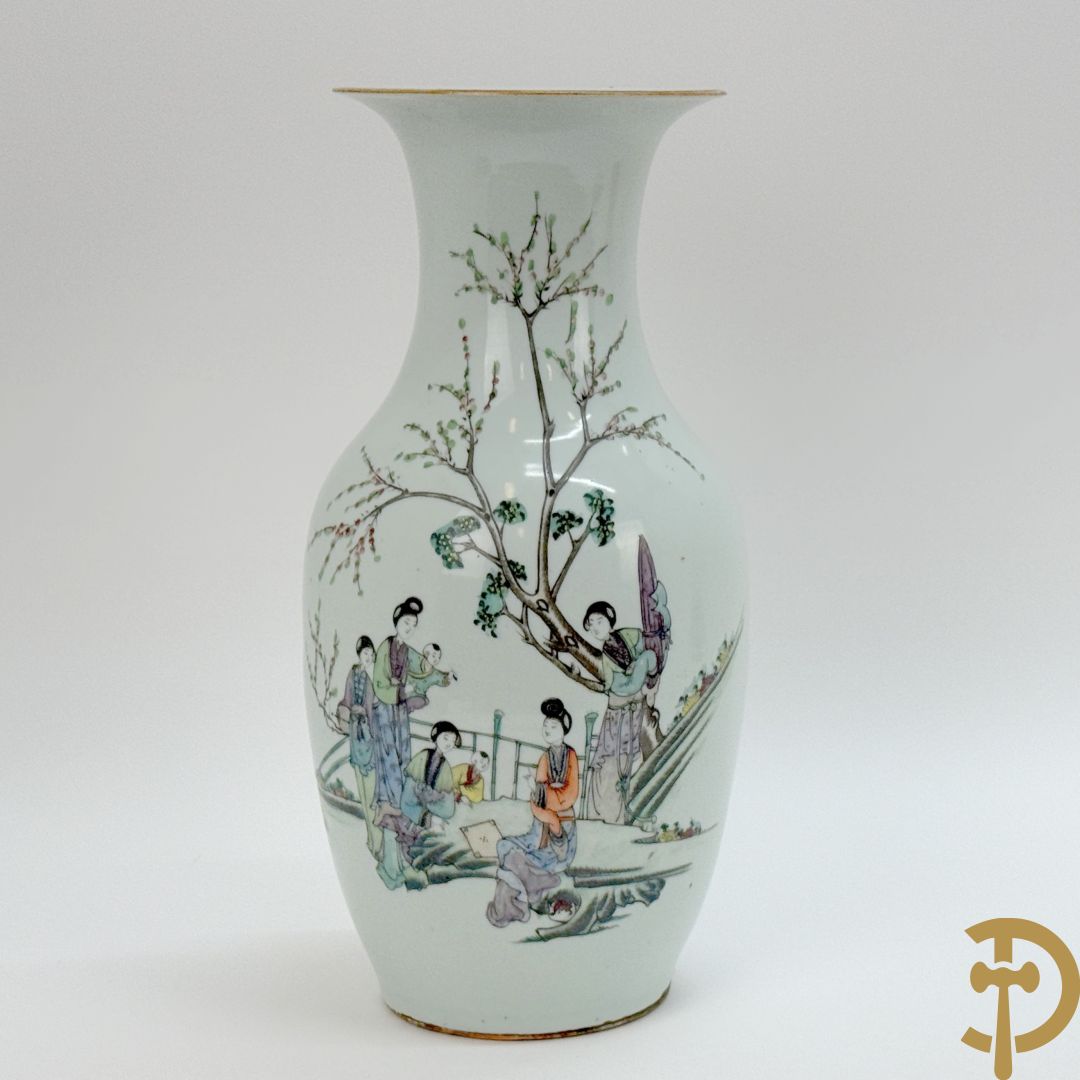 Chinese porseleinen vaas met decor van Chinese dames en kinderen