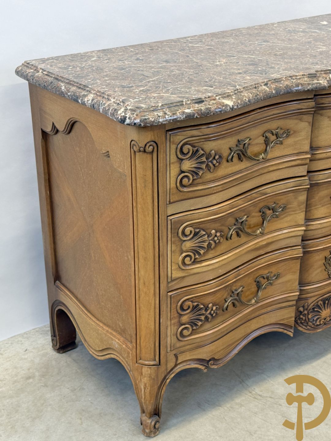 Notelaren drieladencommode met accanthusranken en rocailles, met marmeren blad, op voluutvormige poten