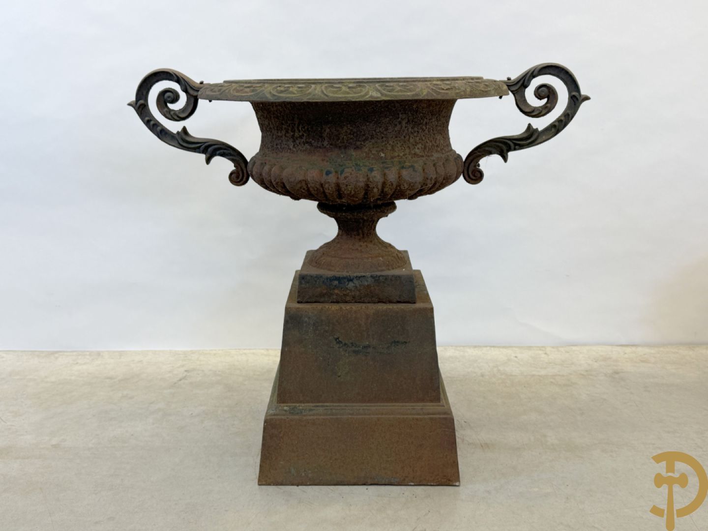 Kelkvormige amfoorvaas op gietijzeren sokkel