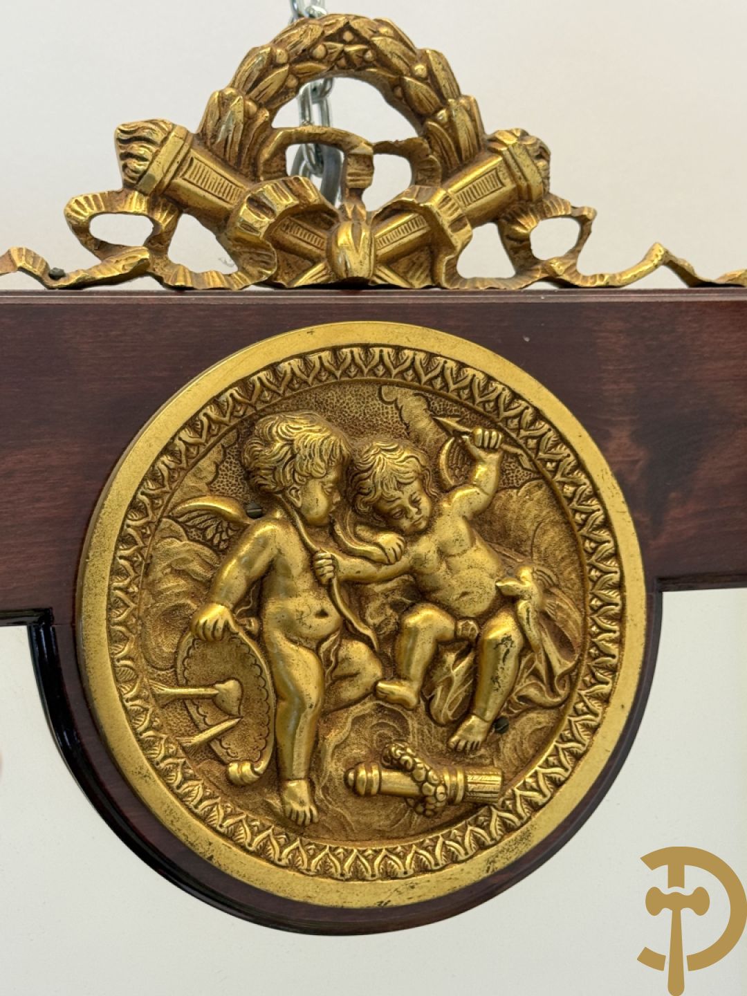 Notelaren console met porseleinen plakkettes met bloemen beschilderd en bronsbeslag + spiegel met porseleinen plakkettes