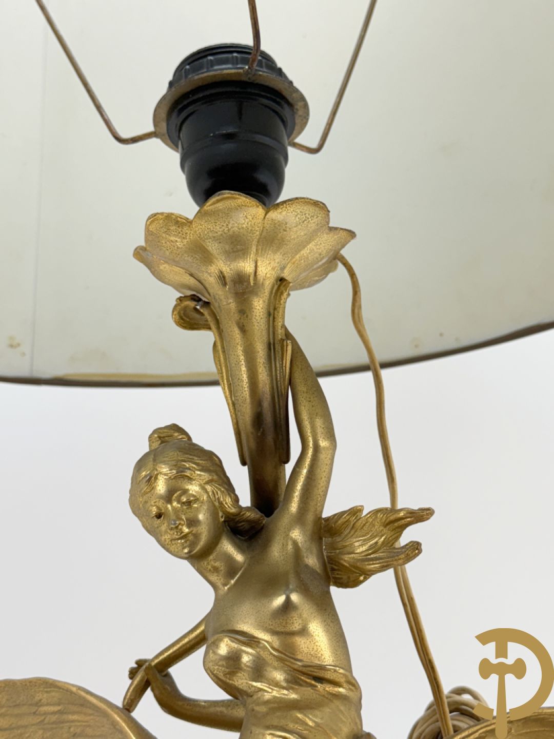 Metalen vergulde lampadaire met dame op arend