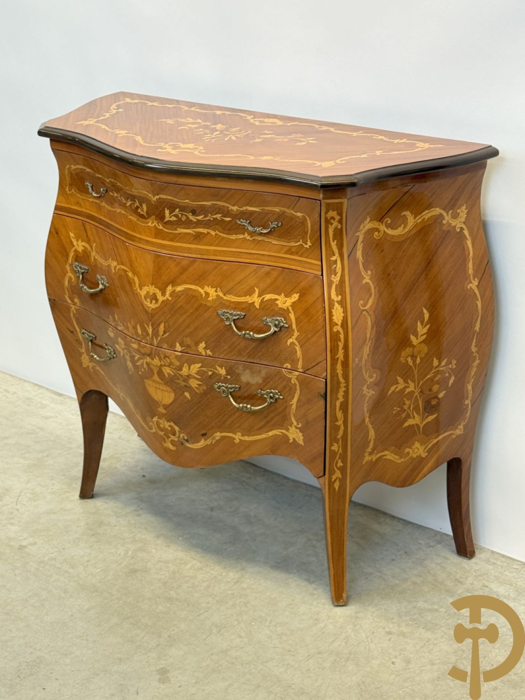 Gegalbeerde notelaren commode met 3 lades en bloemenmarketterie