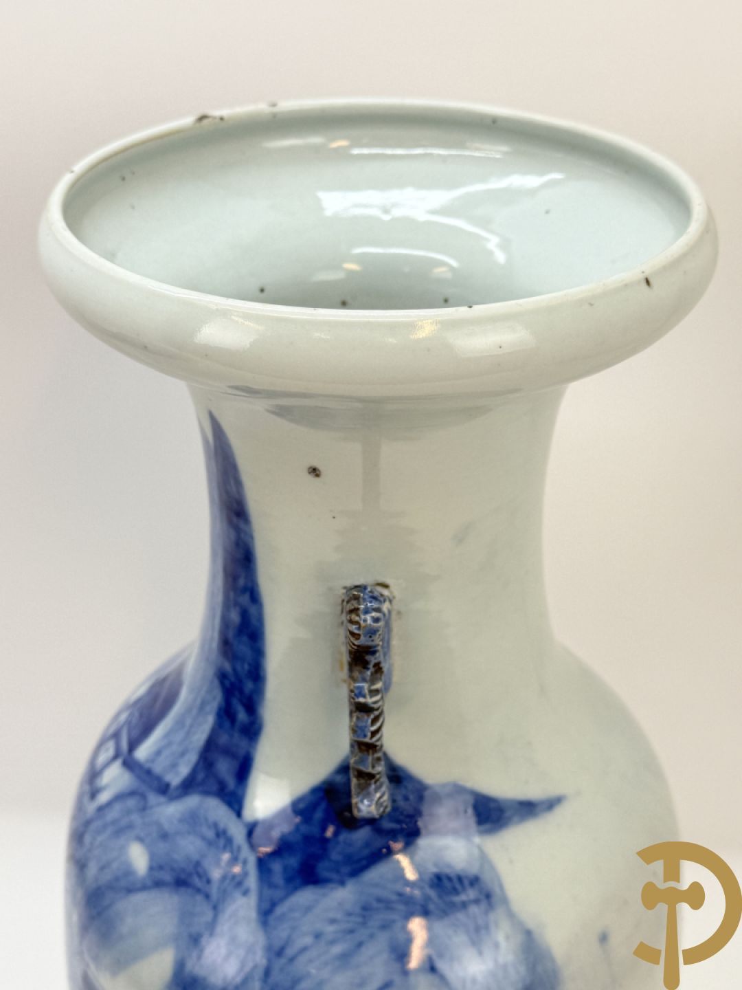 Paar Chinese blauw/wit vazen met geanimeerd huizendecor