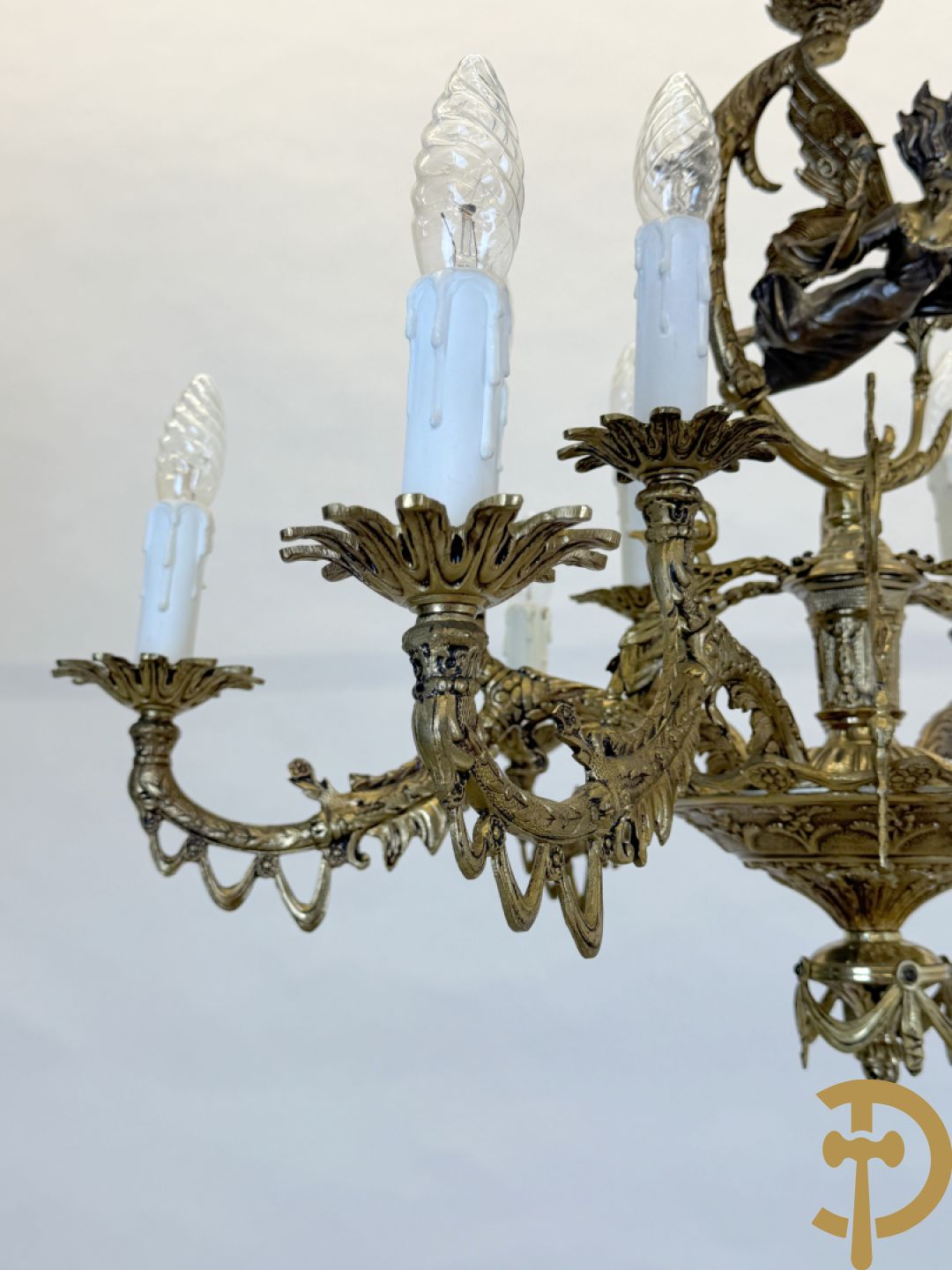 Bronzen vergulde luchter met gevleugelde fee en 12 armen + paar 3 armige applieken