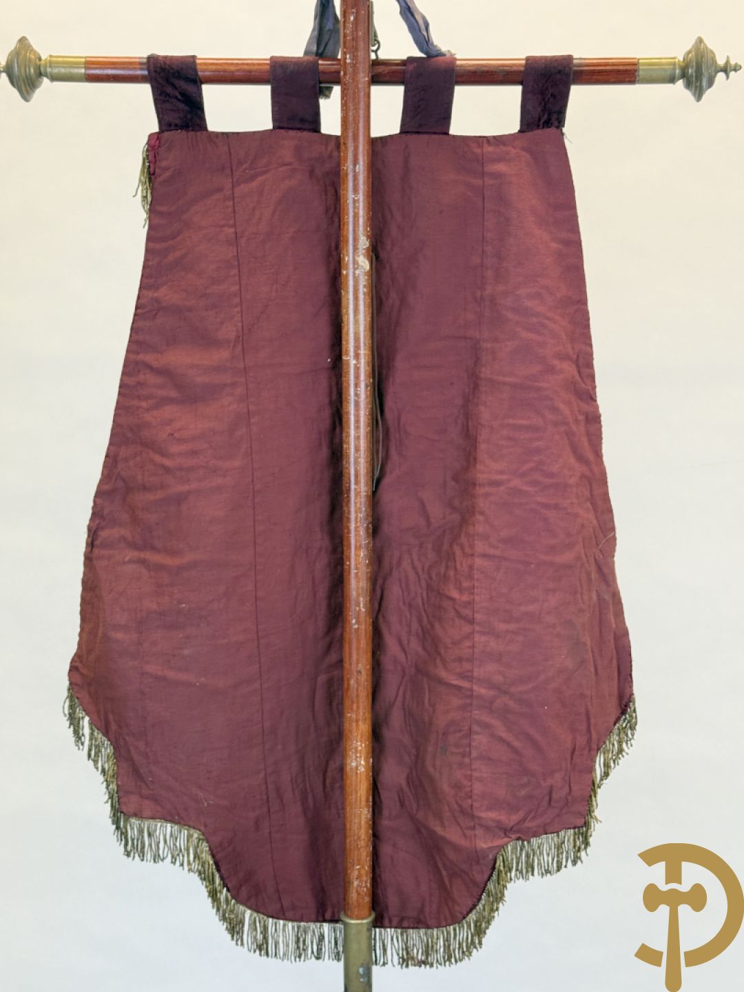 Franse vaandel in rode velours op staander met metalen hartvormig beschilderd ornament met bloemen boven handdruk, Libre Pensée Roubaisienne, Fondé en 1902