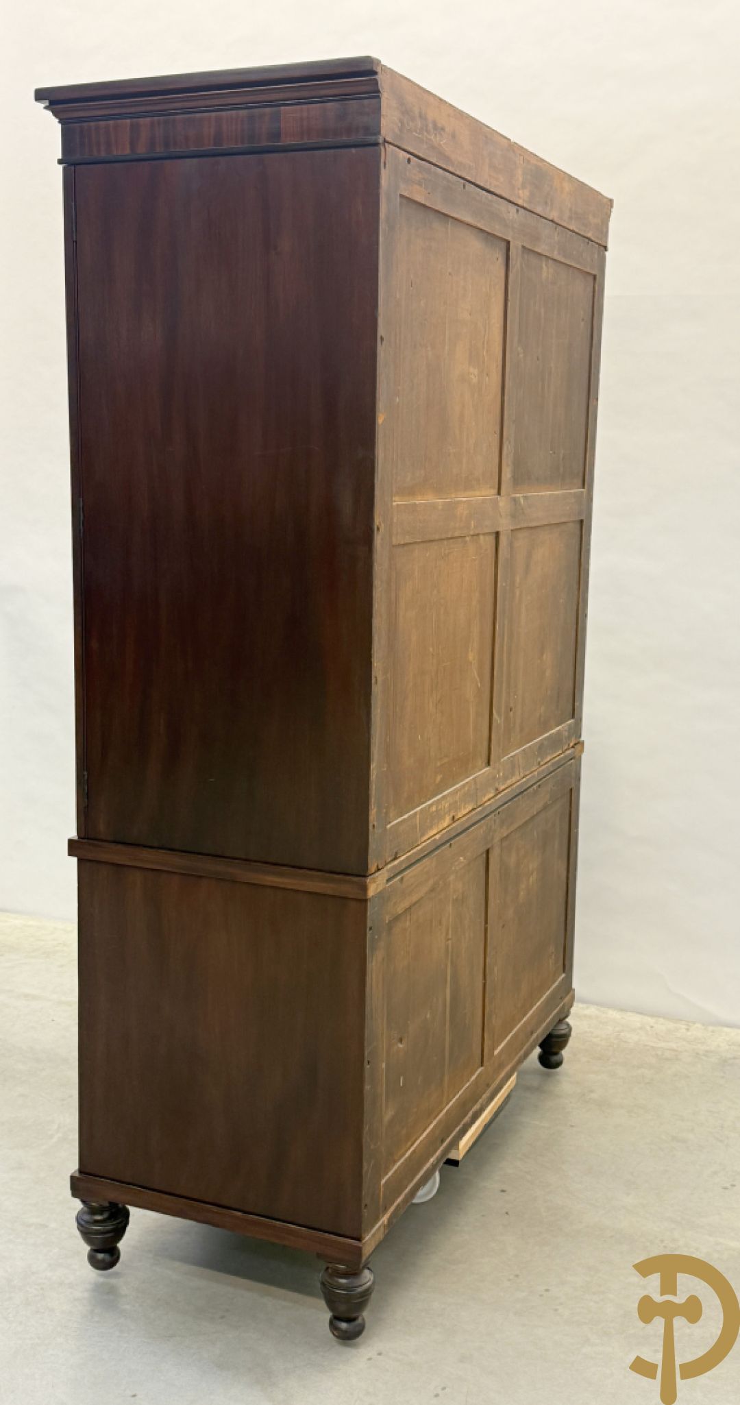 Engelse mahoniehouten linnenpress met 2 deuren bovenaan,  5 uitschuifbare lades in interieur - onderaan met 4 lades