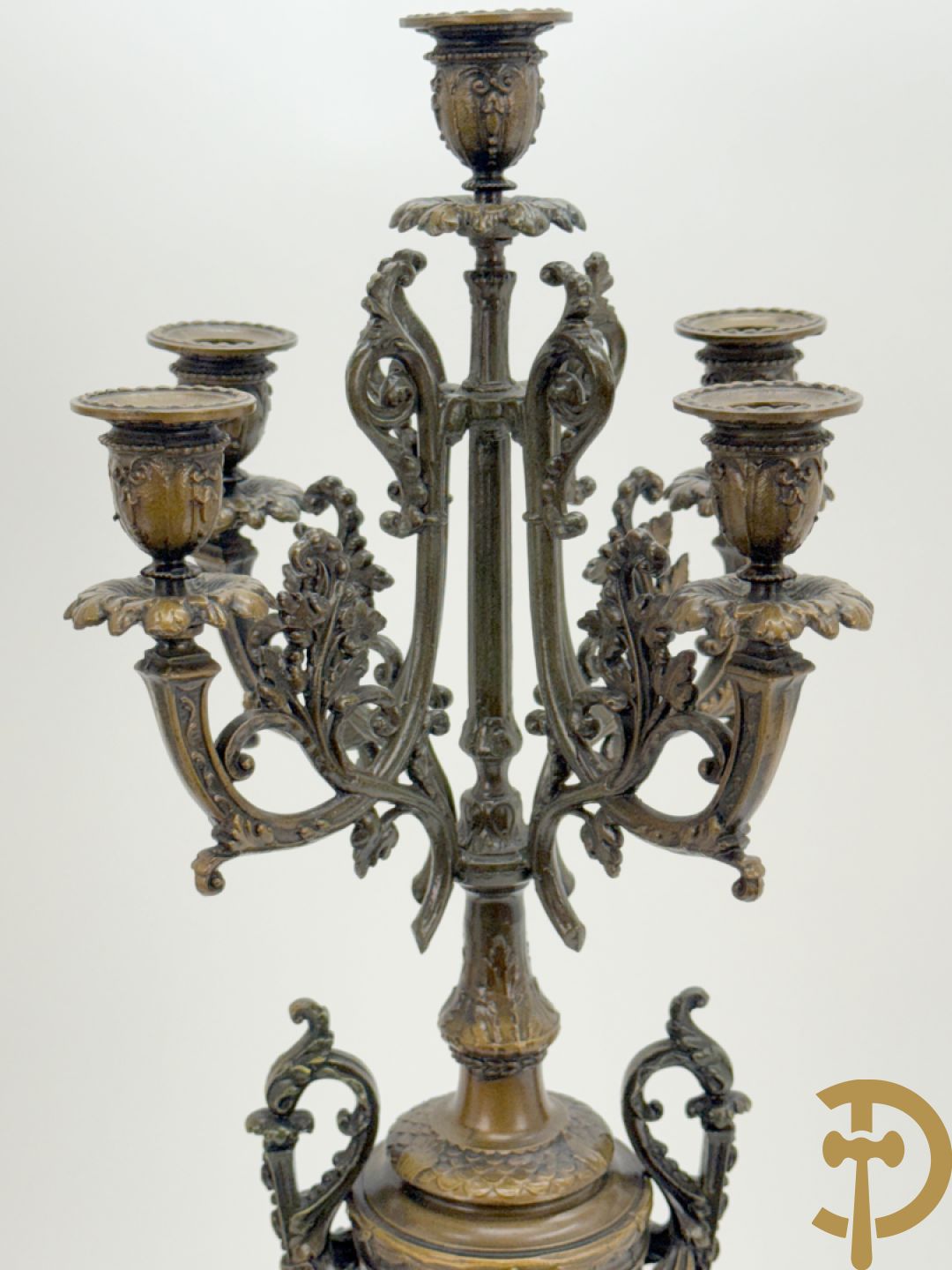 Driedelige zamak garnituur bestaande uit pendule met cupido en dame geflankeerd door paar vijfarmige kandelaars, Bruchon getekend