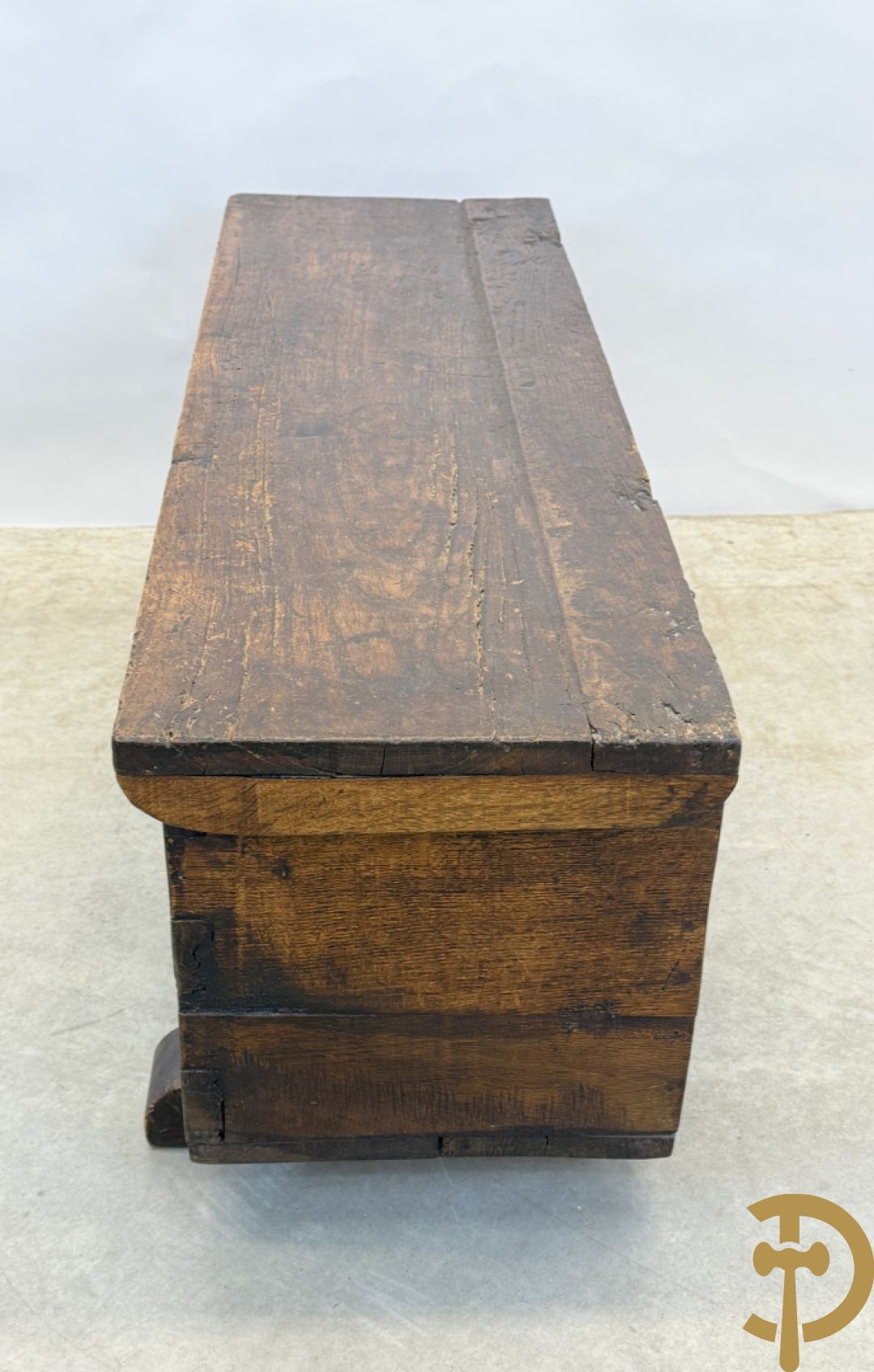 Spaanse rustieke koffer met ijzersmeedwerk en gotische ornamenten