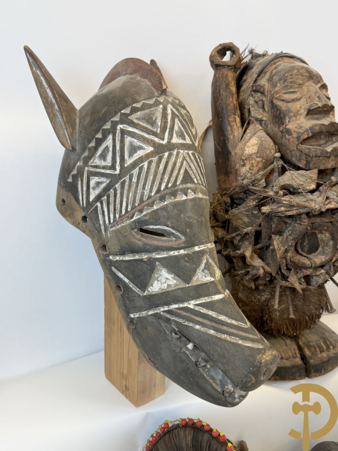 Afrikaanse sculpturen en maskers w.o. Sangye, Dogon, Lega