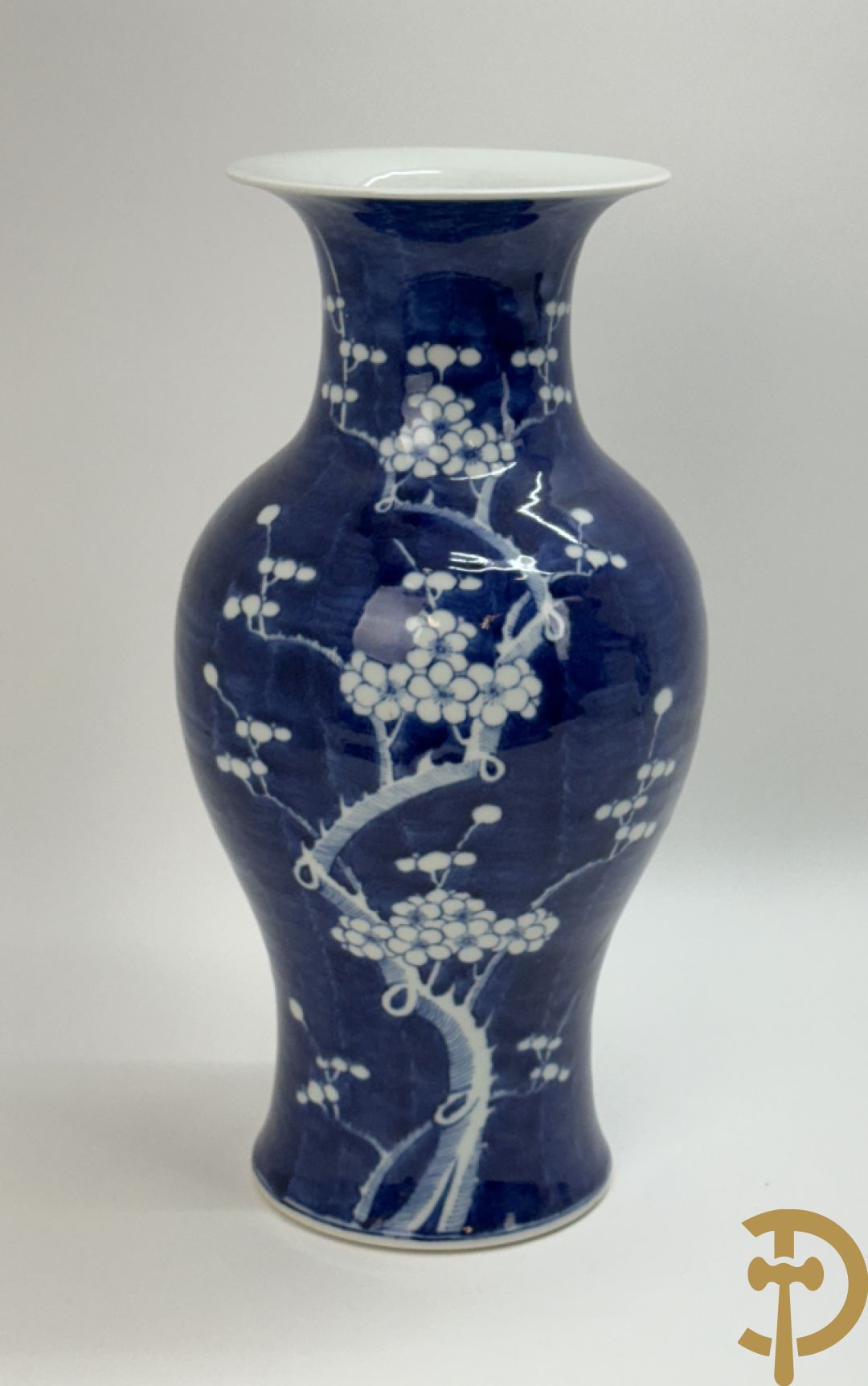 Chinese porseleinen blauw/wit vaas met decor van bloemen op tak