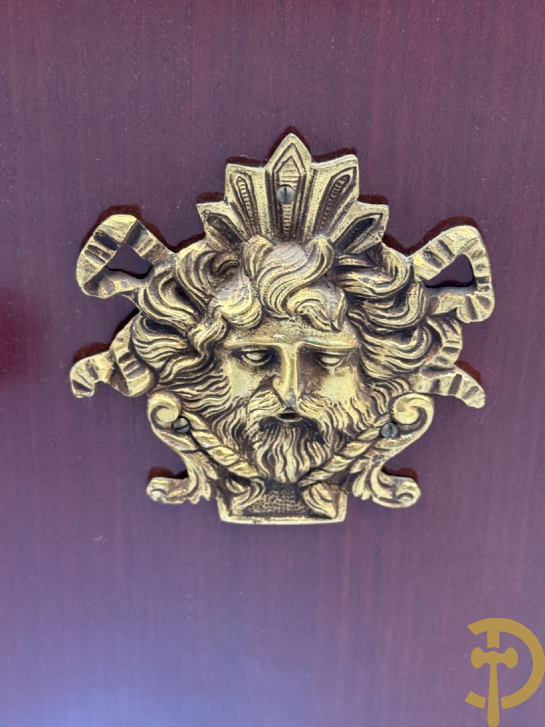 Notelaren vierdeursdressoir met 3 laden, gemarketteerde bloementaferelen en ovale bronzen plakkettes - zijdelings met damesfiguren - bovenaan met wit marmeren blad