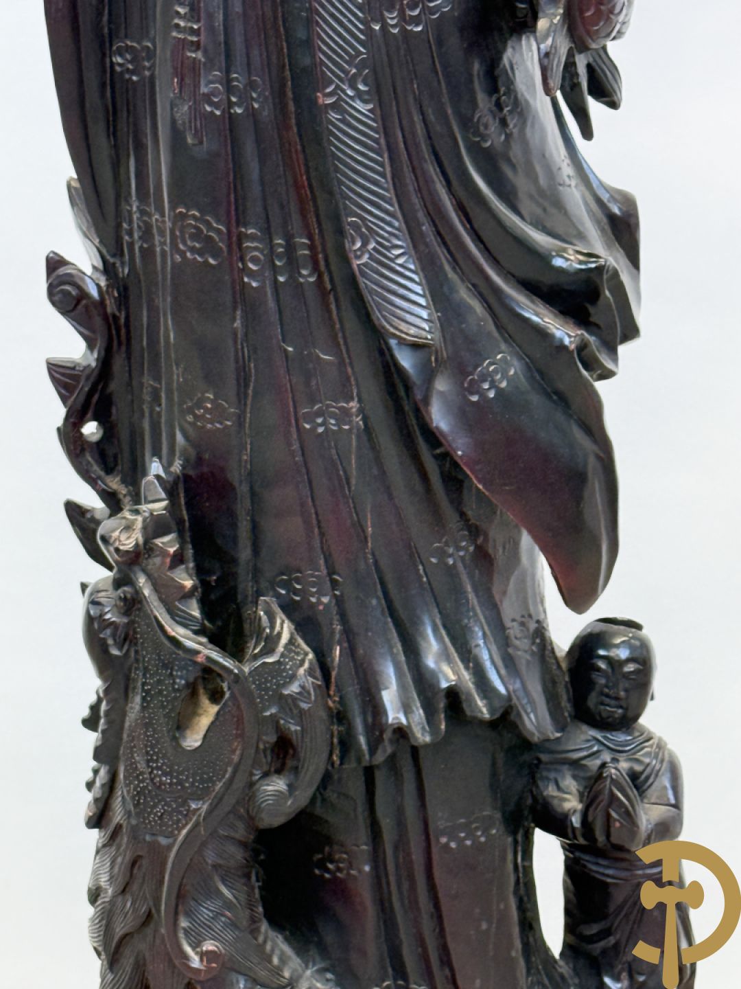 Aziatische houtsculptuur van Guanying met lotusbloem en drakenfiguur aan de voet