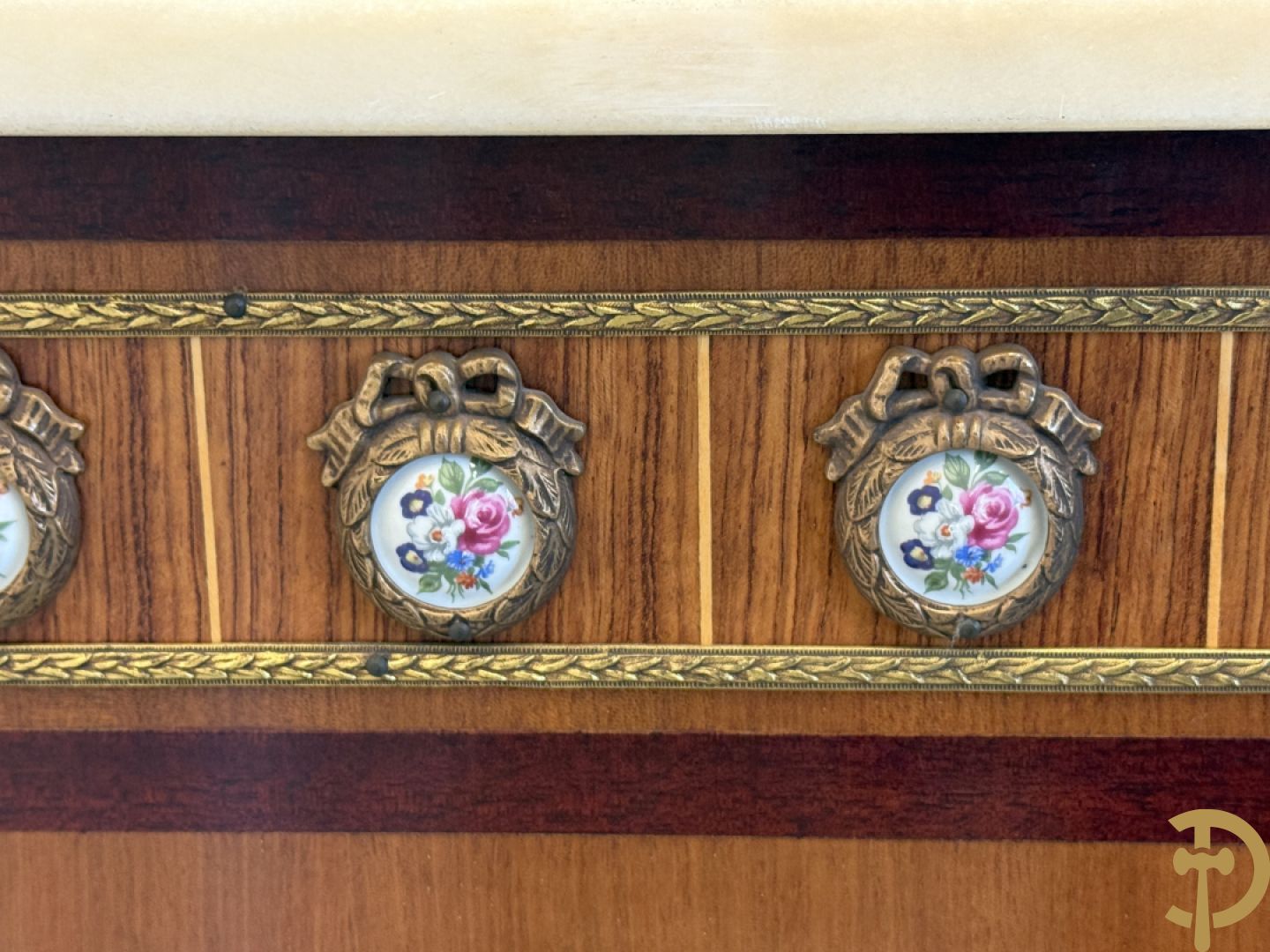 Notelaren TV/barmeubel bezet met bloemenmarquetterie en bronzen ornamenten met porseleinen plakkettes