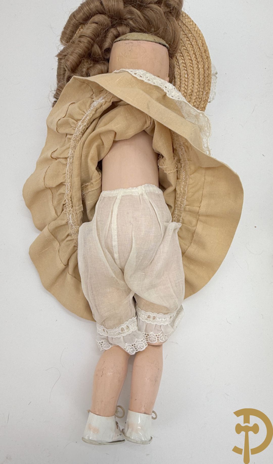 Oude pop met papier maché ledematen, gemerkt K R36/.728 + oude pop met papier maché ledematen en kantelbare oogjes + oude pop in papier maché, gemerkt Unis France 301 + oude pop in papier maché, onleesbaar gemerkt + hedendaagse pop met porseleinen ledematen + losse kleertjes