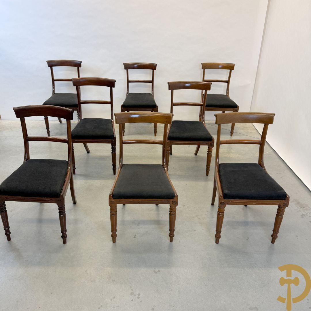 Set van 8 notelaren gondelvormige stoelen