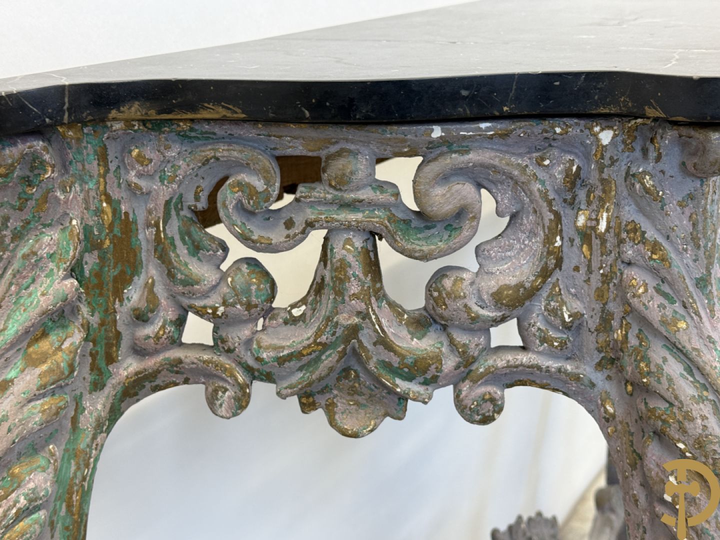 Gepatineerde Louis XV console met zwart marmeren blad