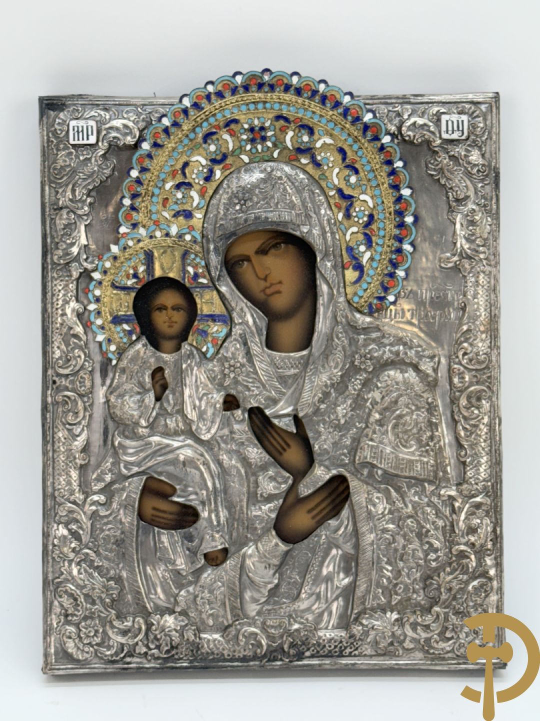 Ikoon met voorstelling van Madonna met kind en verzilverde rizza bezet met email