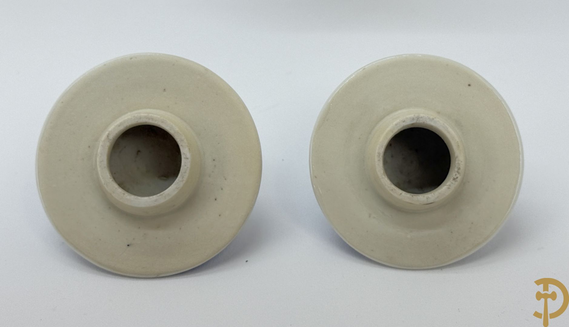 Paar Chinese porseleinen blauw/wit dekselvaasjes met drakendecor, onderaan gemerkt