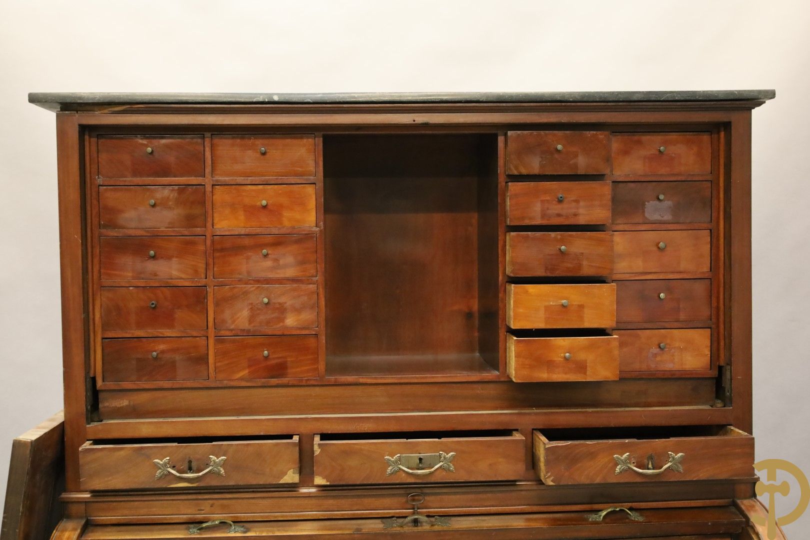 Imposant notelaren cilinderbureau met bovenbouw met ingemaakte lades, cilinderklep en uittrekbaar schrijfblad - drie deuren onderaan - 19e