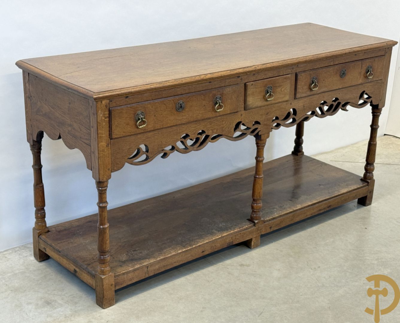 Engelse eiken sideboard met 3 lades op ballustervormige poten