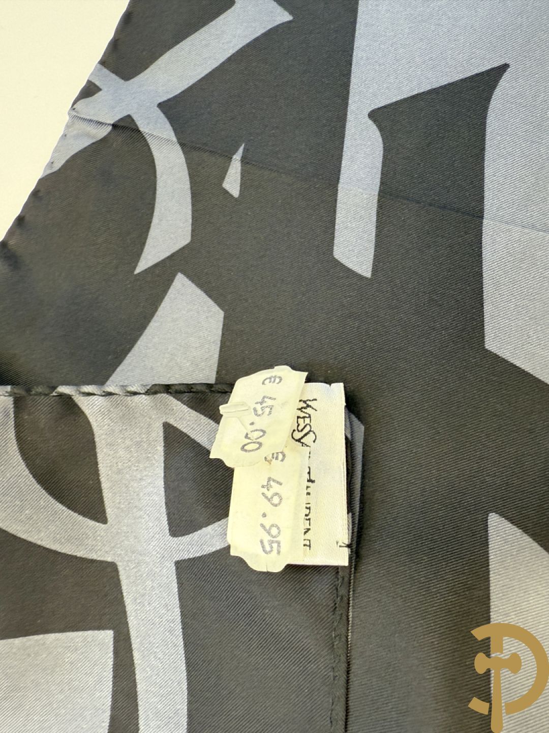 Vier foulards Yves Saint Laurent (nooit gedragen komt uit winkel restant)