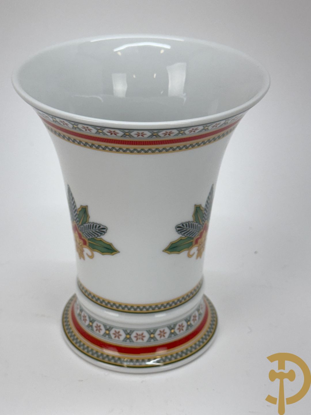 Varia porselein en keramiek : paar jardinières met zwanen, apothekerspot, 2 schenkkannen Franklin Mint en vaas Hutschenreuter