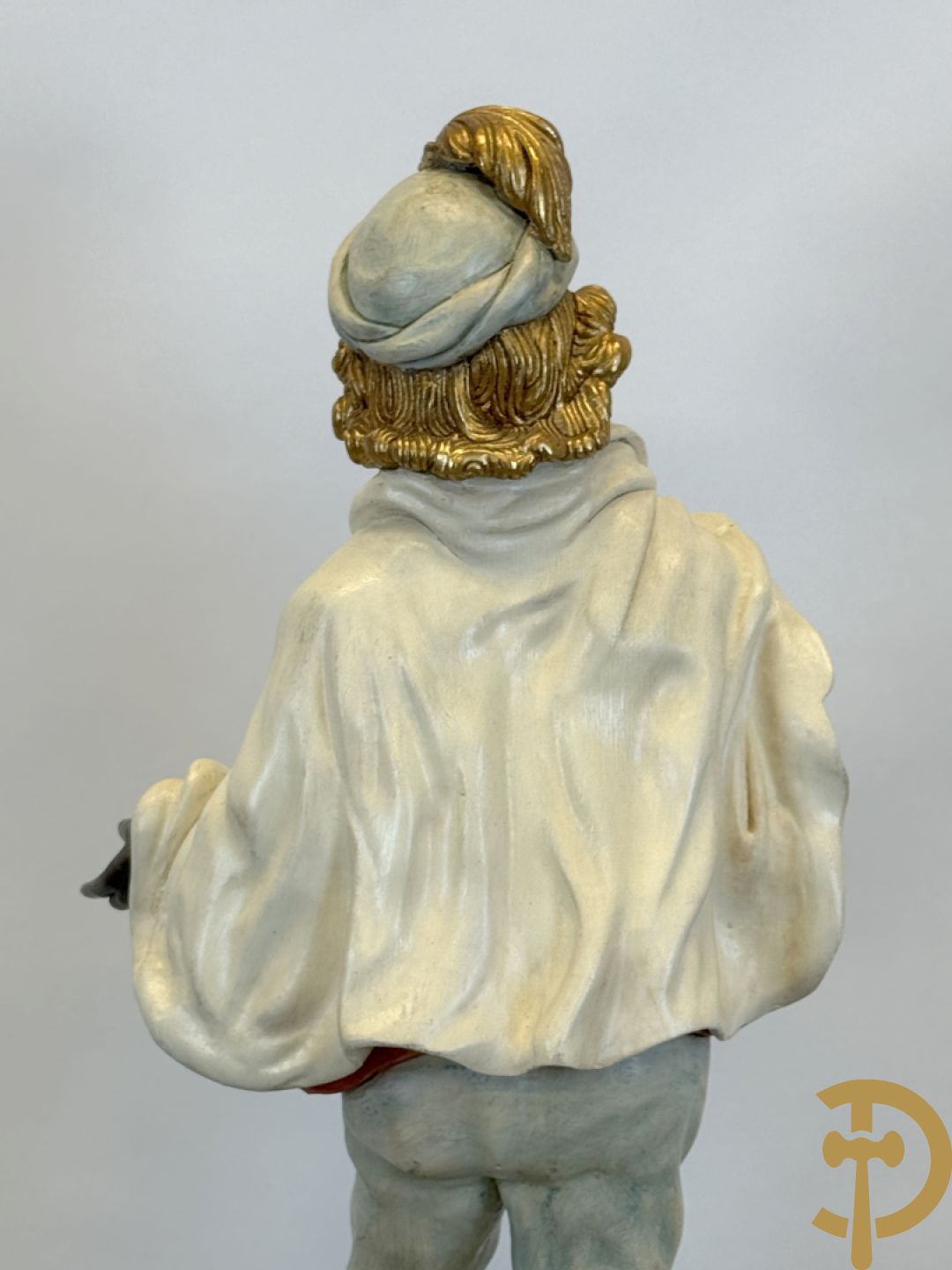 Gepolychromeerde staande moor in Victoriaanse kledij, met opdienschaal, op sokkel - Italiaans