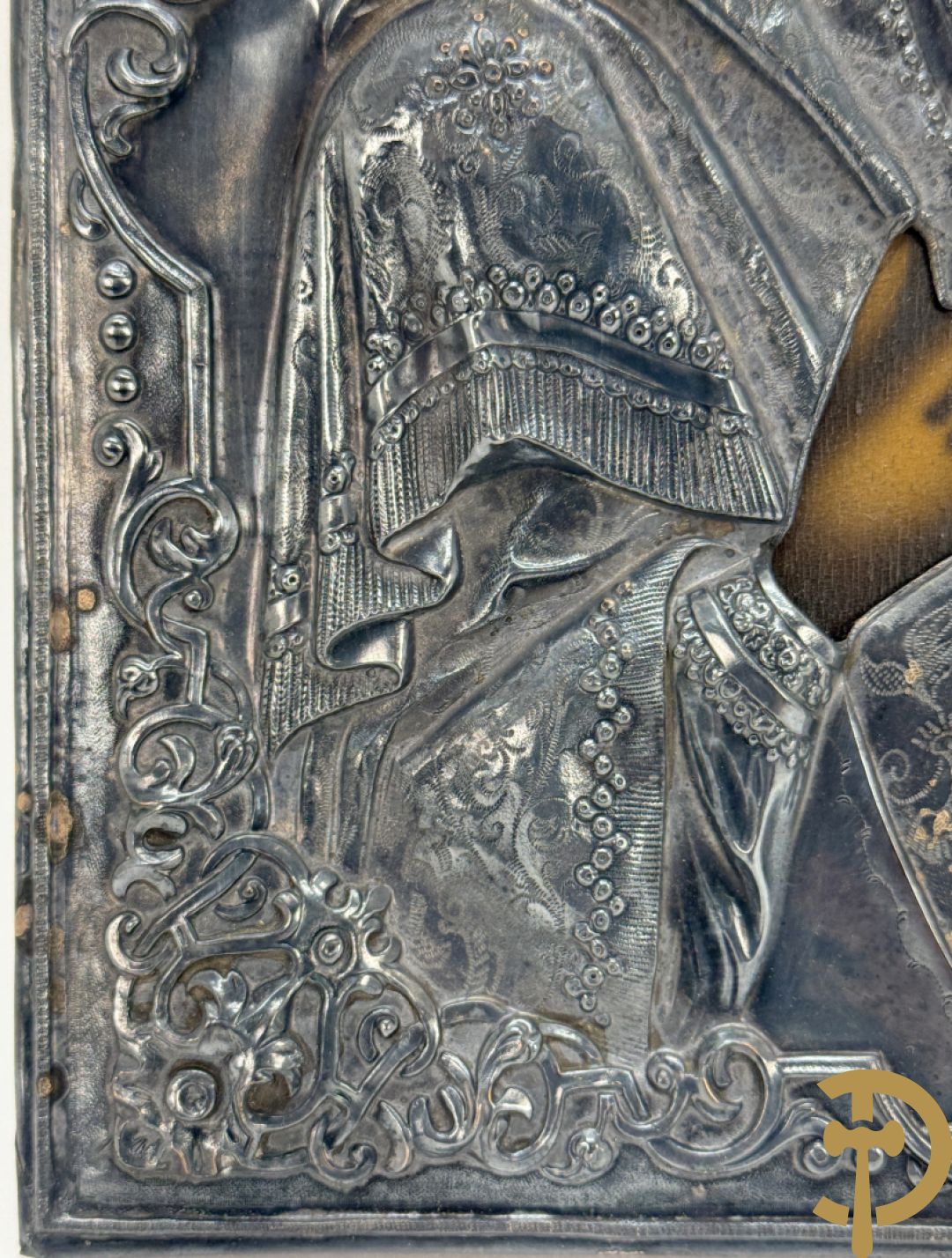 Ikoon met voorstelling van Madonna met kind en verzilverde rizza bezet met email