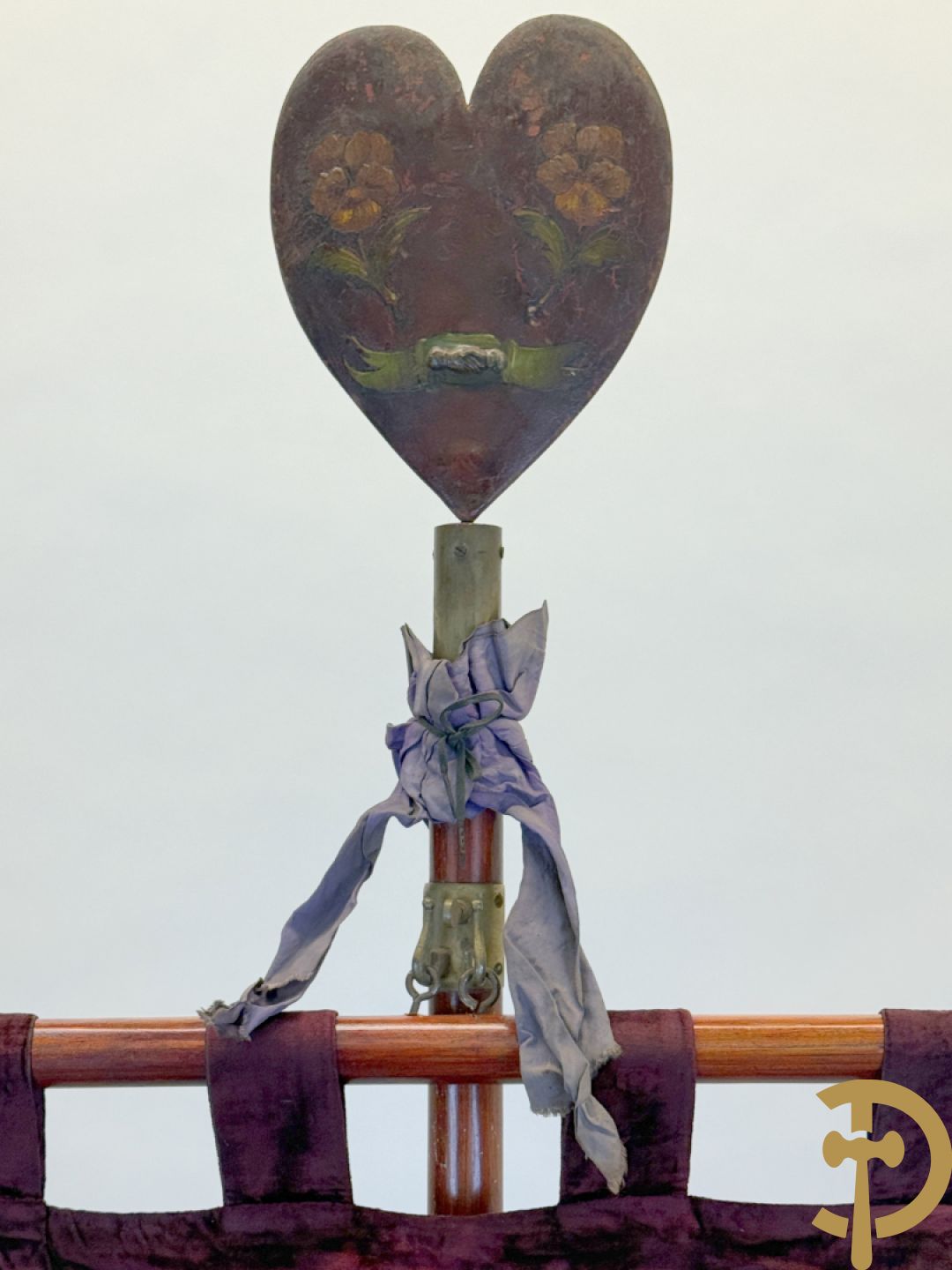 Franse vaandel in rode velours op staander met metalen hartvormig beschilderd ornament met bloemen boven handdruk, Libre Pensée Roubaisienne, Fondé en 1902