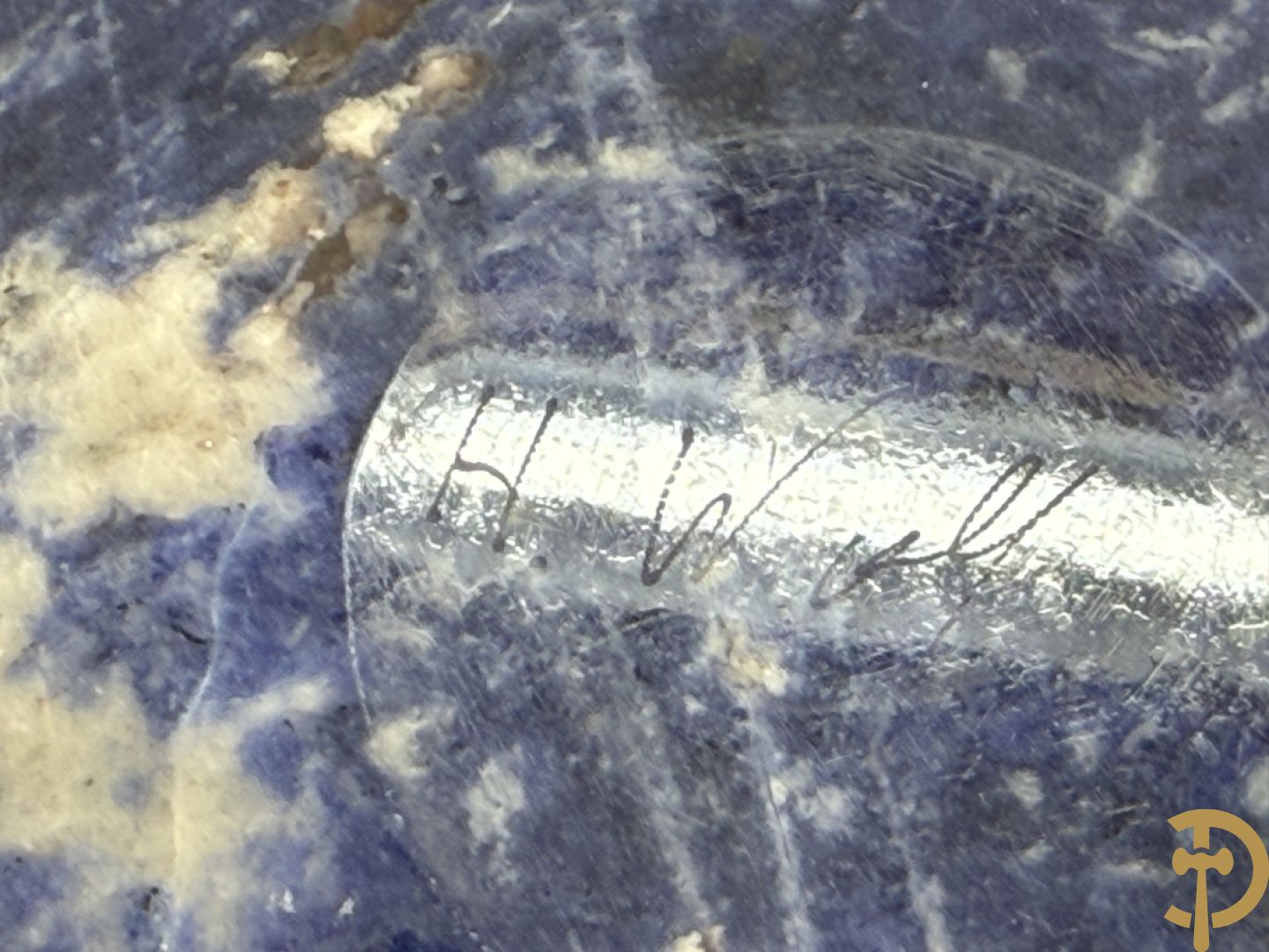 Wolf Helmut (getekend onderaan) Gepolierde schaal/bowl van blauw/wit sodaliet met golvende rand onder getekend WOLF H. (Steinbildhauer, Edelsteingestalter, aus Kirschweiler, Idar-Oberstein),