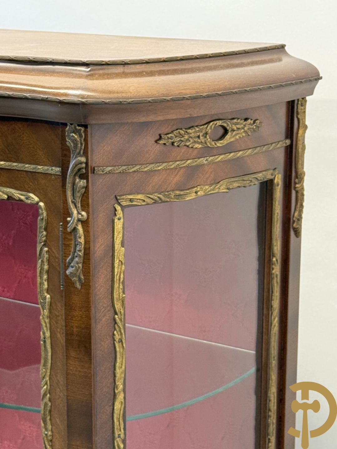 Notelaren gebombeerde Louis XV vitrine met handbeschilderde romantische taferelen en bezet met bronsbeslag