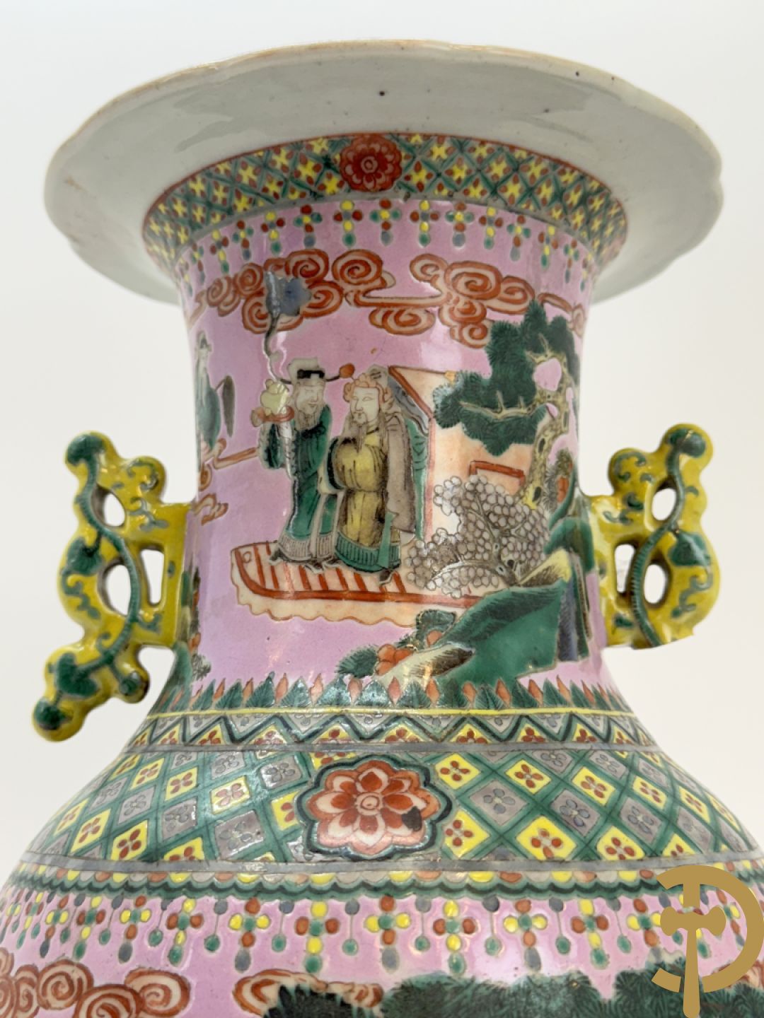 Chinese porseleinen meerkleurige vaas met decor van wijsgeren in landschap