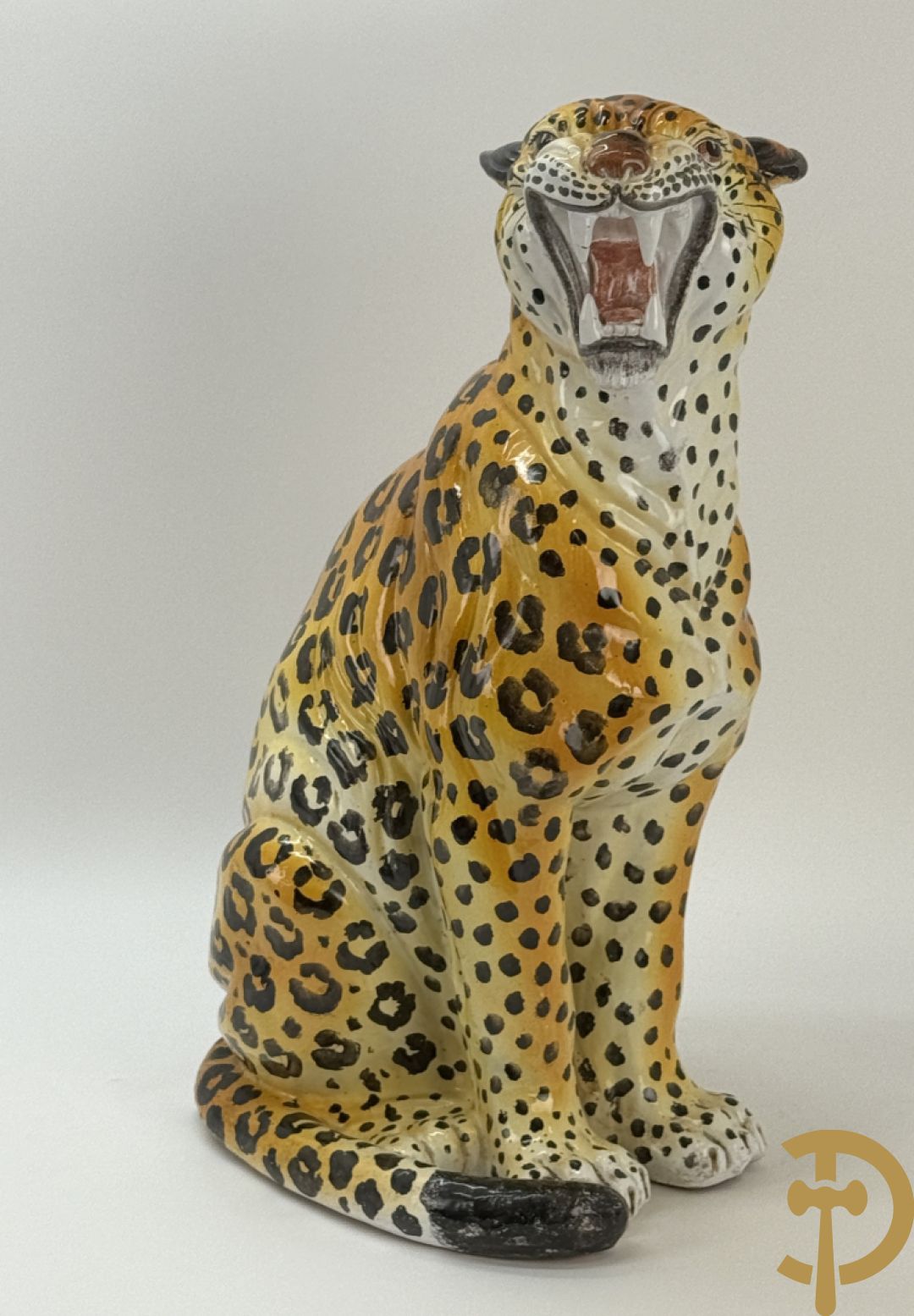 Vintage luipaard in meerkleurig geglazuurde faience met opengesperde bek